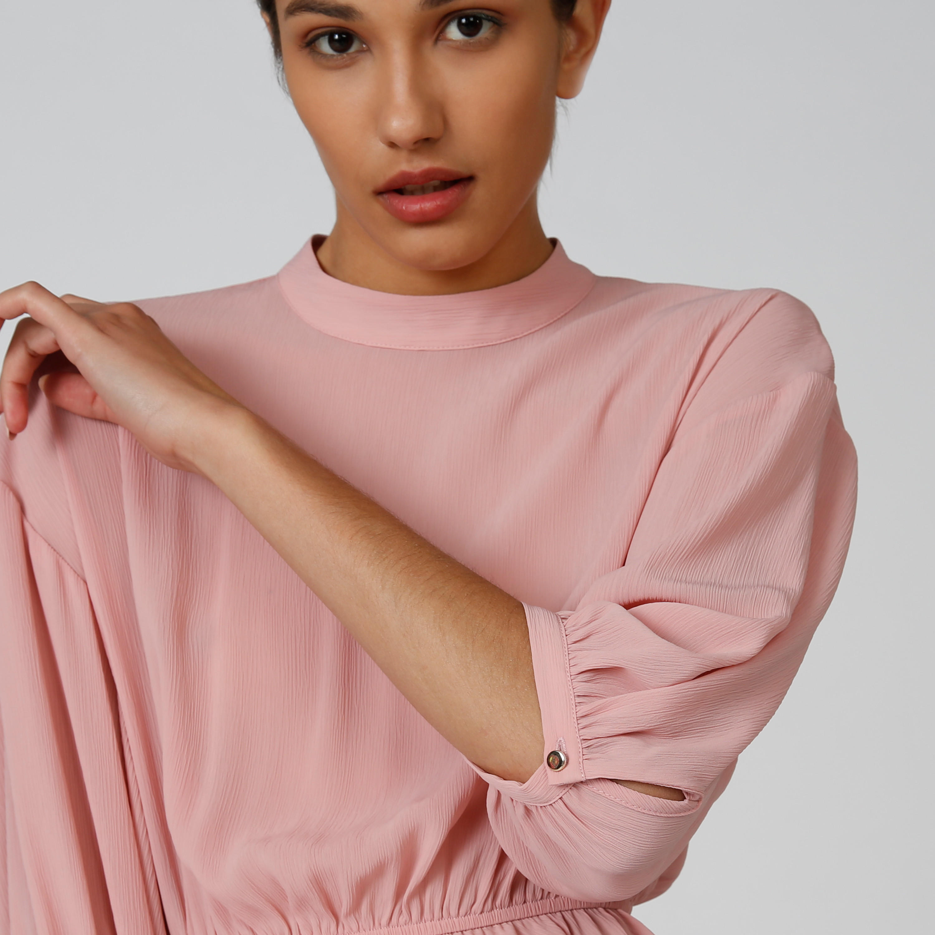 بلوزة طويلة بياقة عالية وأكمام 3/4 وتفاصيل دانتيل-women-clothing-shirtsandblouses-blouses-image-3