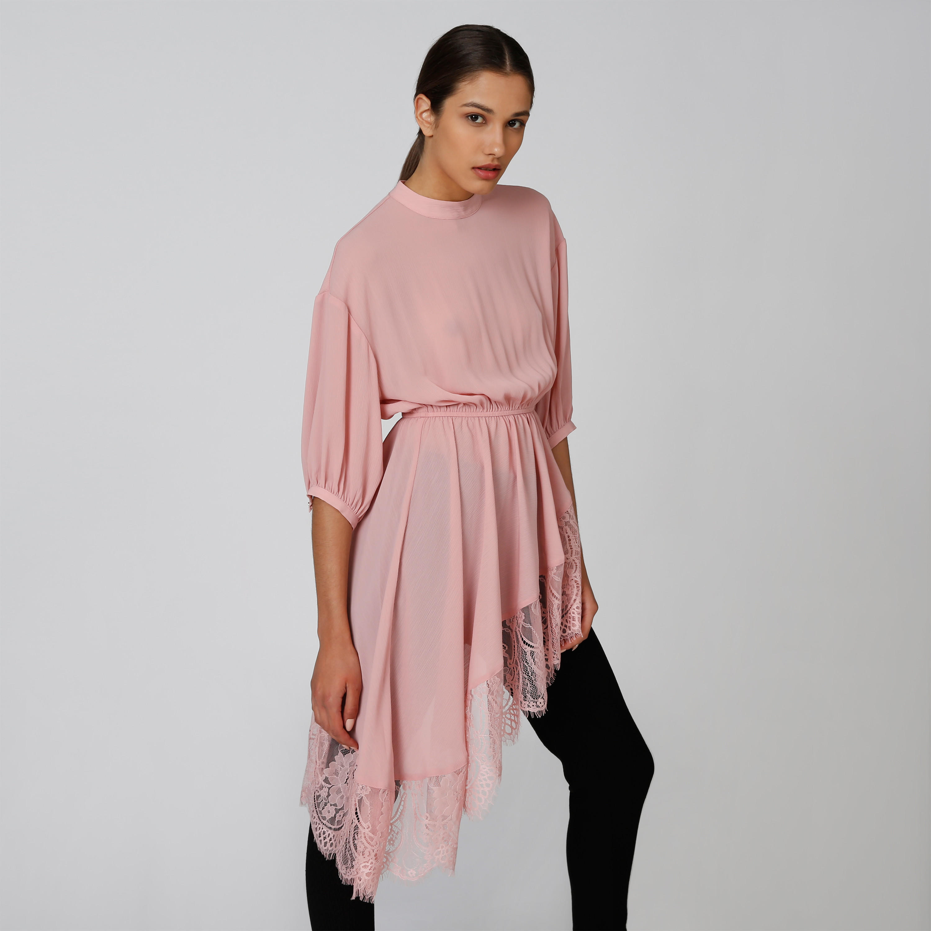 بلوزة طويلة بياقة عالية وأكمام 3/4 وتفاصيل دانتيل-women-clothing-shirtsandblouses-blouses-image-4