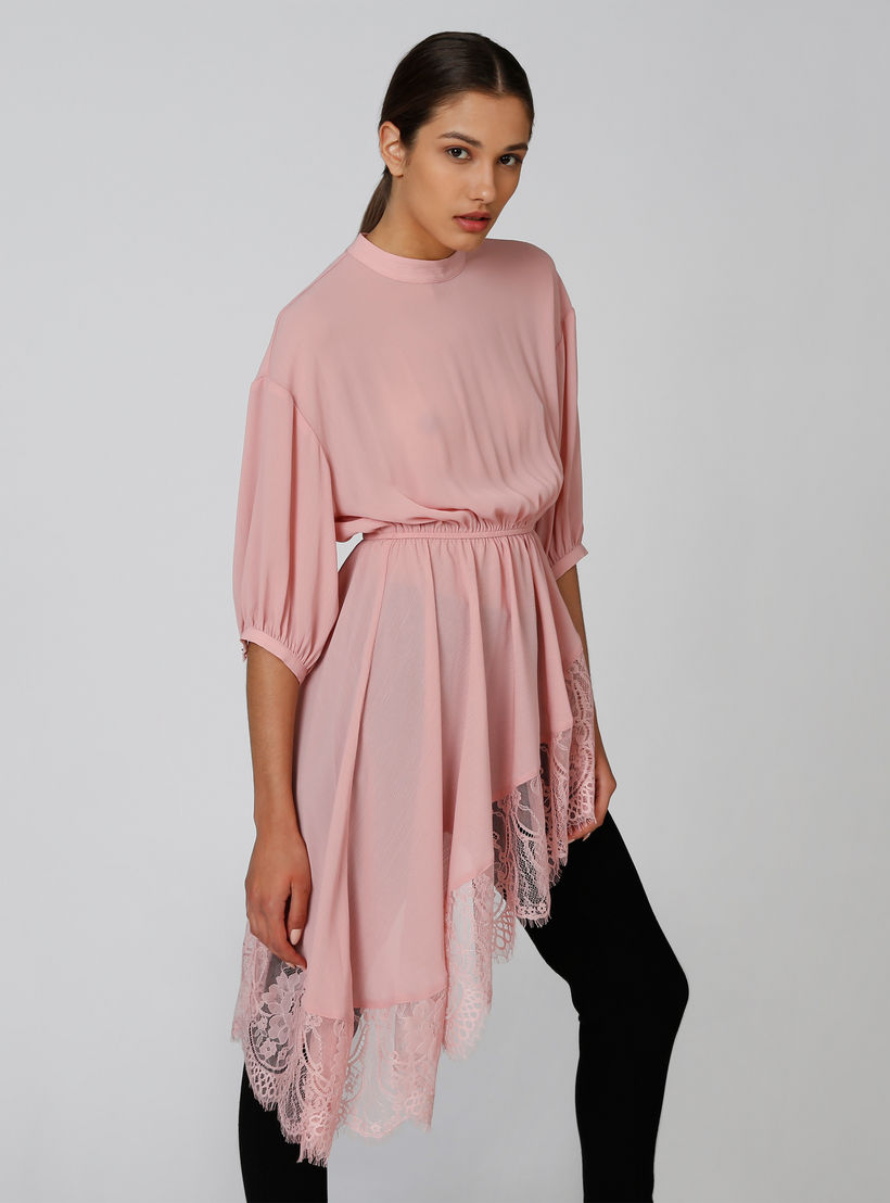 بلوزة طويلة بياقة عالية وأكمام 3/4 وتفاصيل دانتيل-women-clothing-shirtsandblouses-blouses-image-4