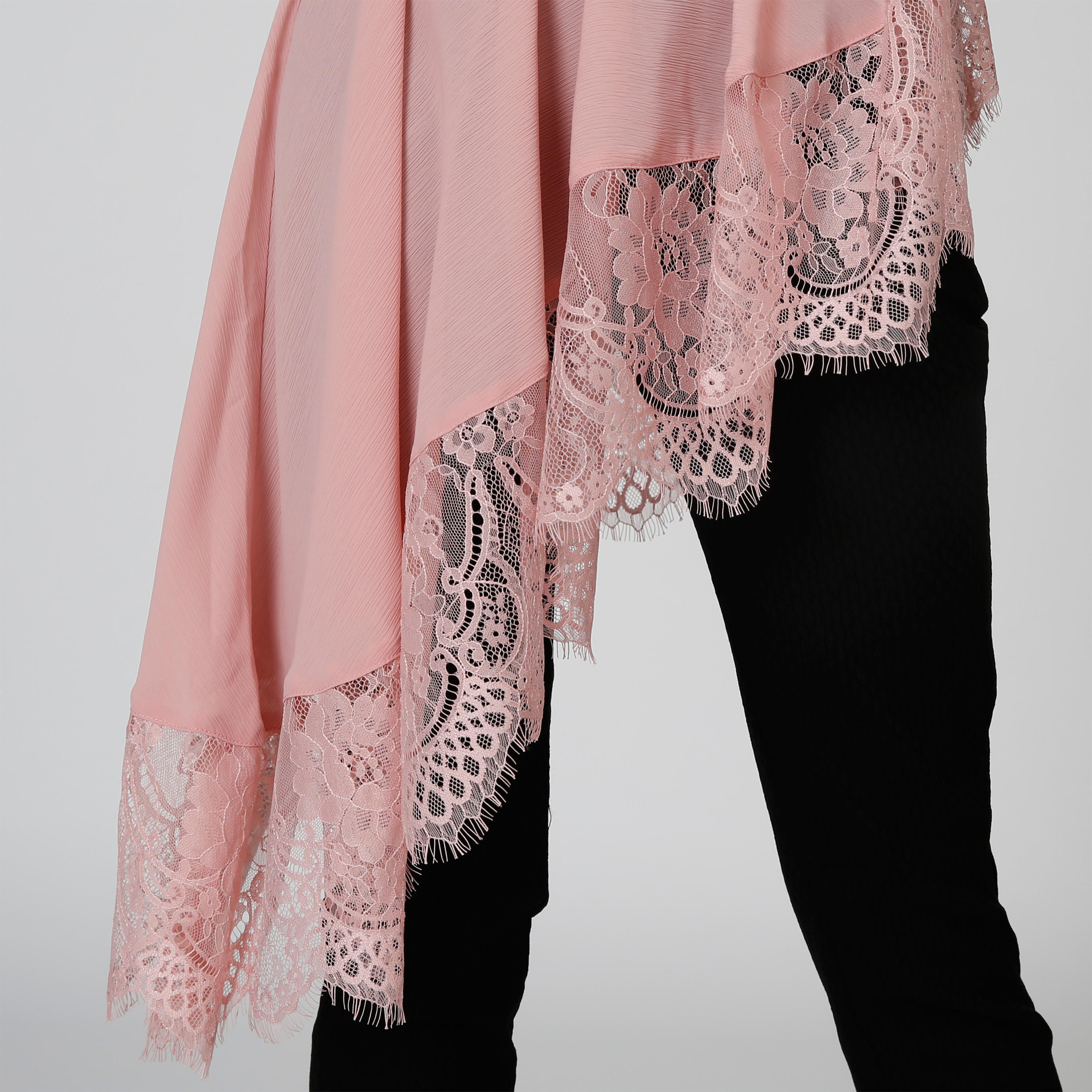 بلوزة طويلة بياقة عالية وأكمام 3/4 وتفاصيل دانتيل-women-clothing-shirtsandblouses-blouses-image-5