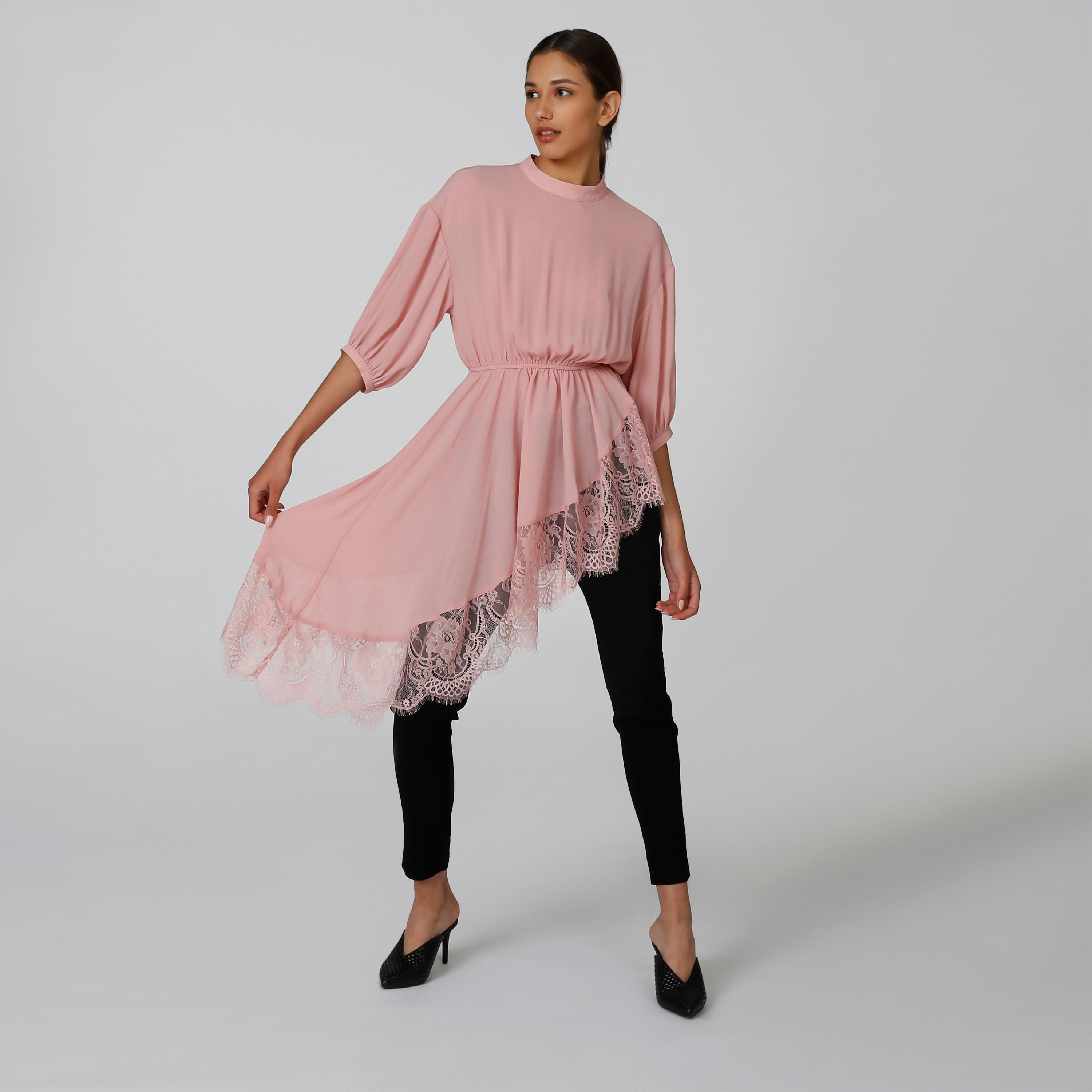 بلوزة طويلة بياقة عالية وأكمام 3/4 وتفاصيل دانتيل-women-clothing-shirtsandblouses-blouses-image-6