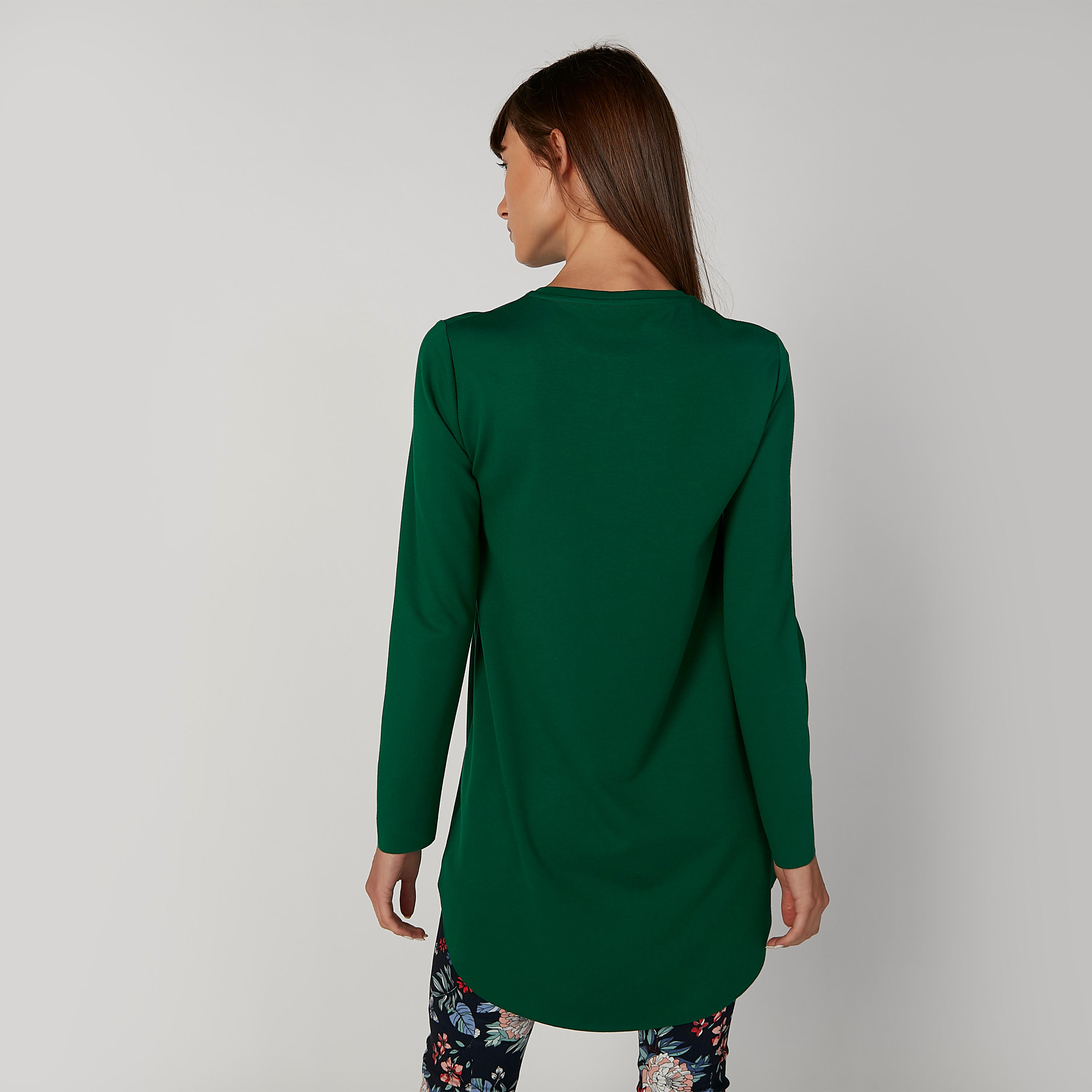 بلوزة سادة بياقة ضيّقة وأكمام طويلة وحوّاف غير مستوية-women-clothing-tshirts-image-4
