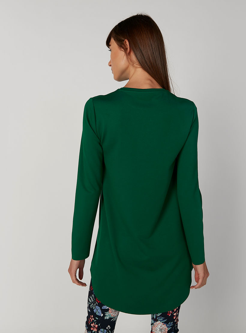 بلوزة سادة بياقة ضيّقة وأكمام طويلة وحوّاف غير مستوية-women-clothing-tshirts-image-4