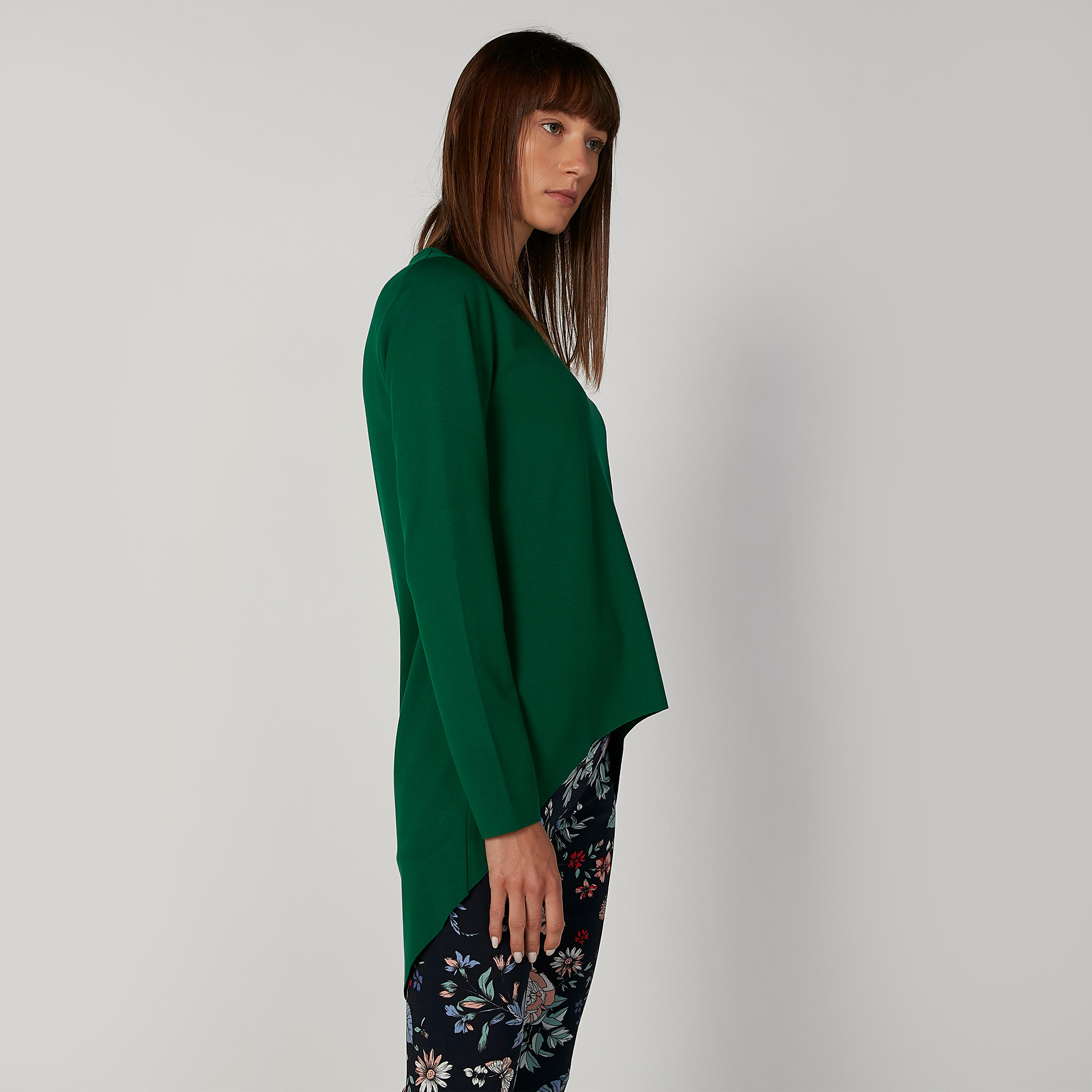 بلوزة سادة بياقة ضيّقة وأكمام طويلة وحوّاف غير مستوية-women-clothing-tshirts-image-3