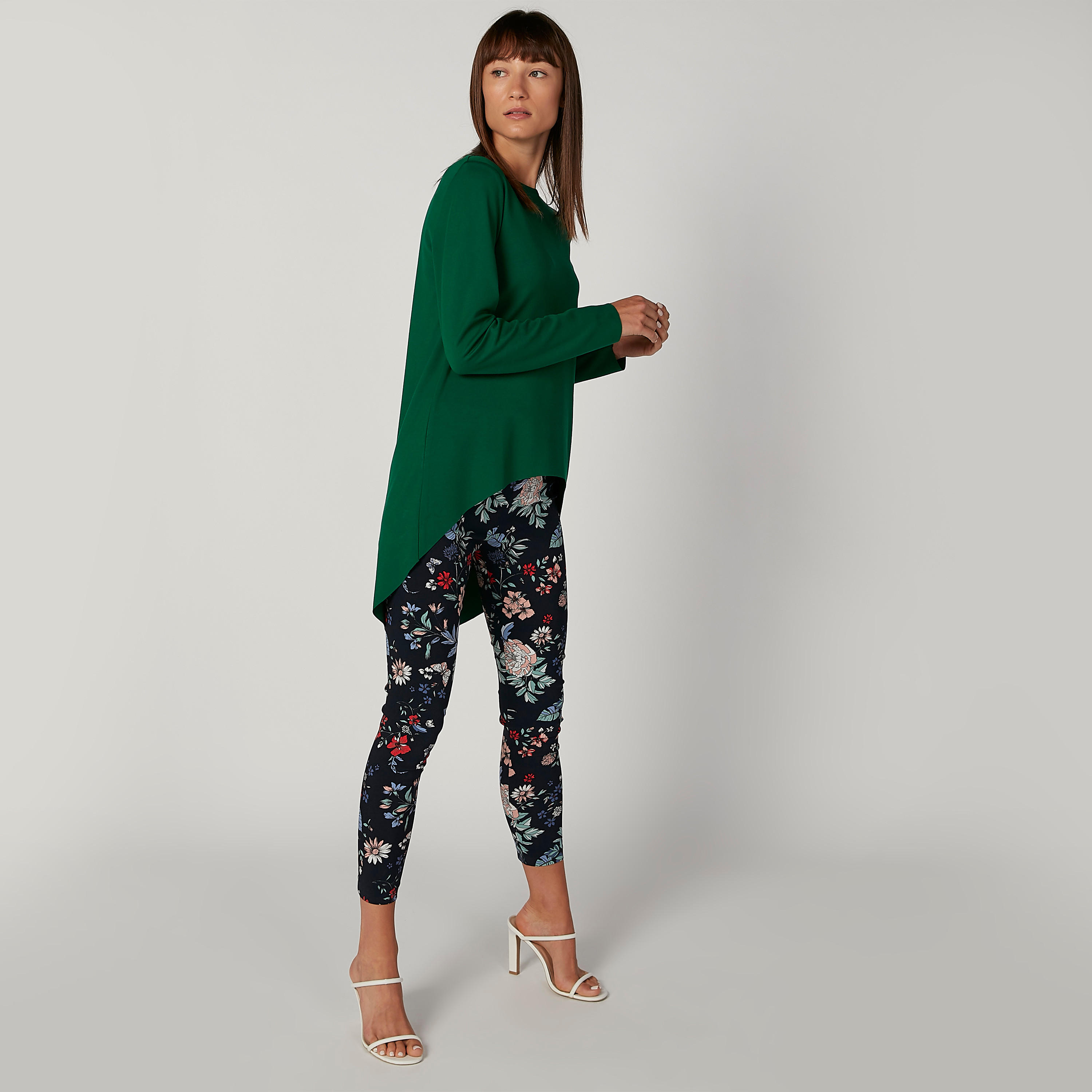بلوزة سادة بياقة ضيّقة وأكمام طويلة وحوّاف غير مستوية-women-clothing-tshirts-image-2