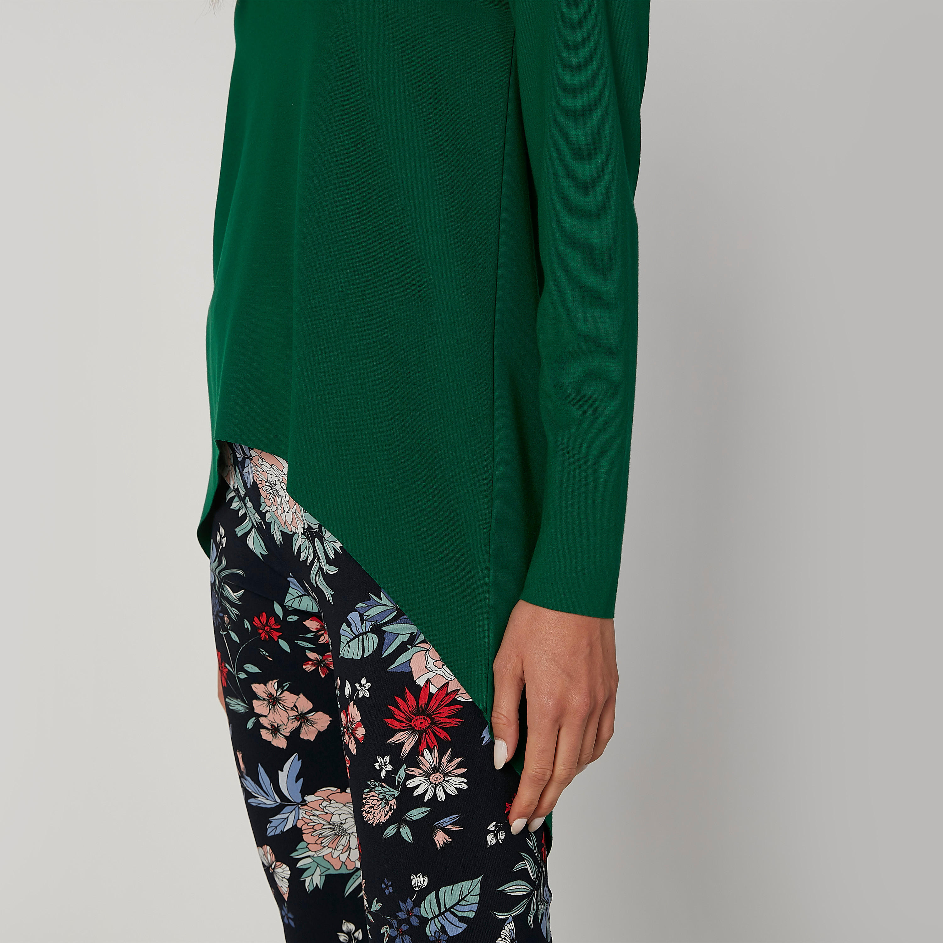 بلوزة سادة بياقة ضيّقة وأكمام طويلة وحوّاف غير مستوية-women-clothing-tshirts-image-1