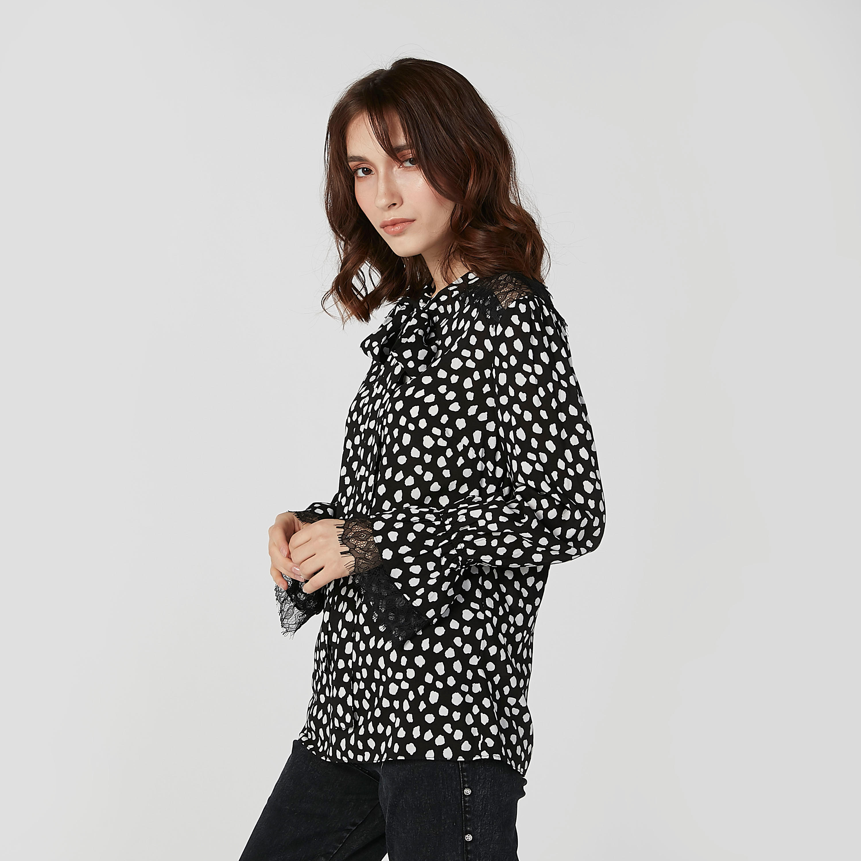 بلوزة مستدامة بأكمام طويلة وفيونكة وطبعات-women-clothing-shirtsandblouses-blouses-image-4