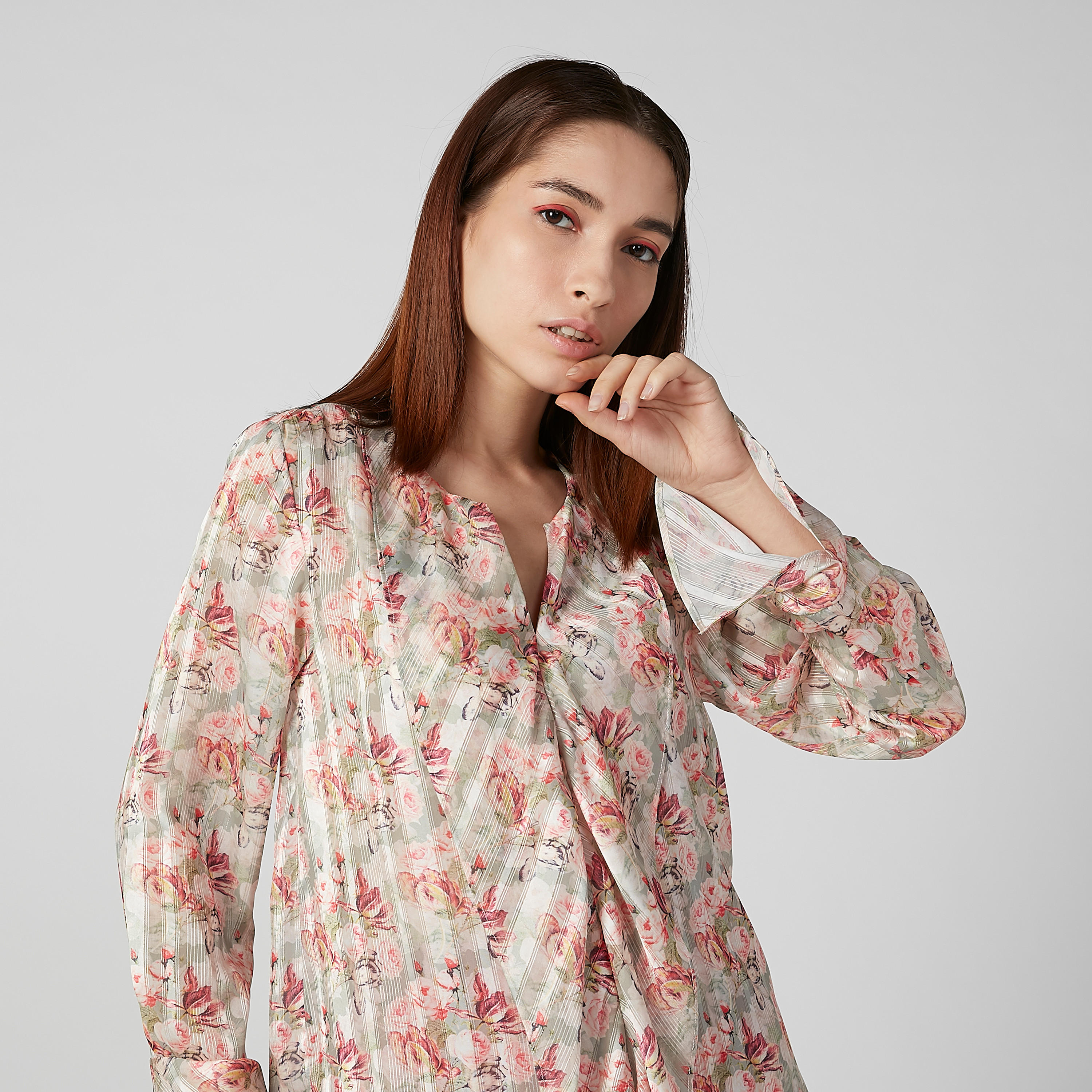 بلوزة مستدامة بياقة V وأكمام طويلة وطبعات-women-clothing-shirtsandblouses-blouses-image-2