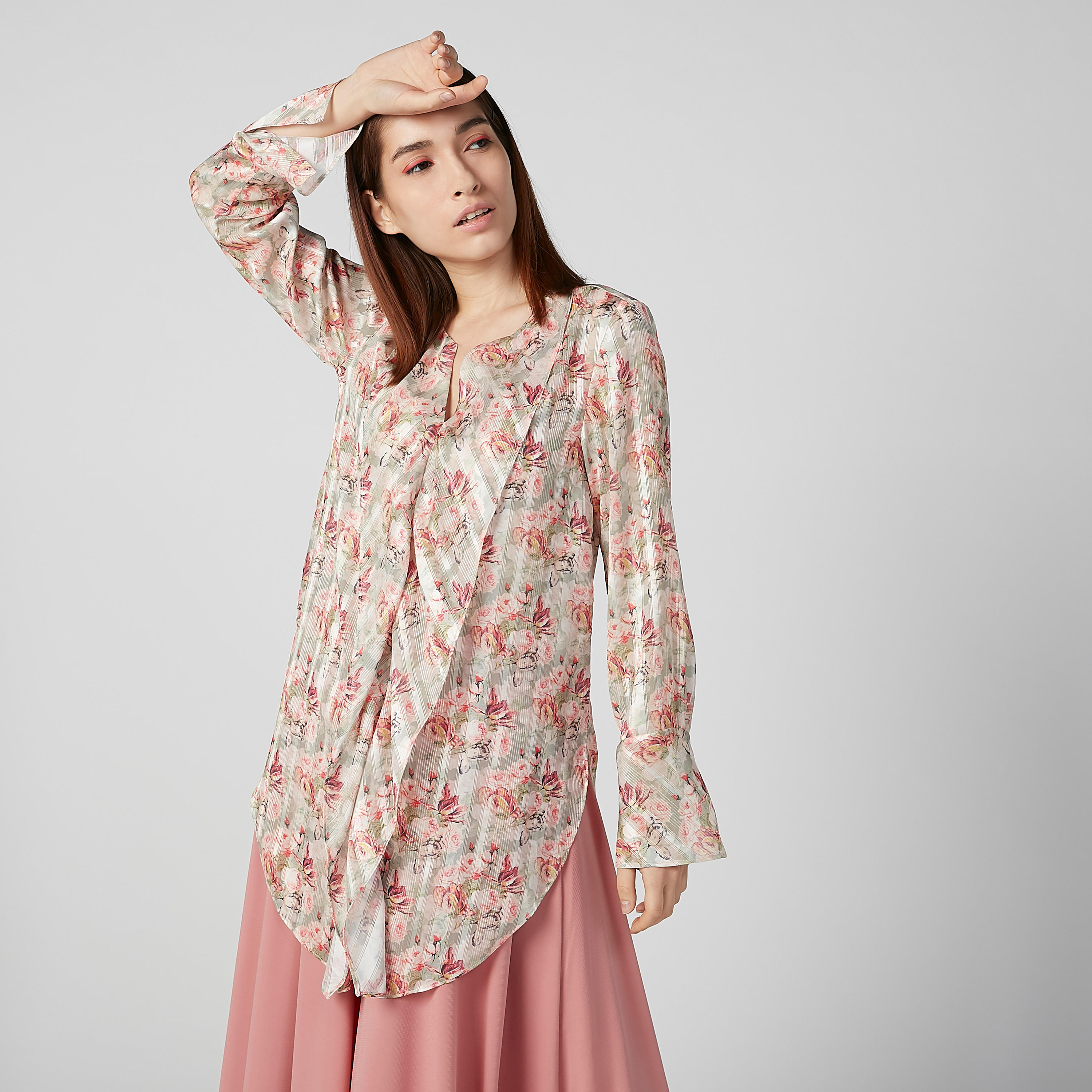 بلوزة مستدامة بياقة V وأكمام طويلة وطبعات-women-clothing-shirtsandblouses-blouses-image-4