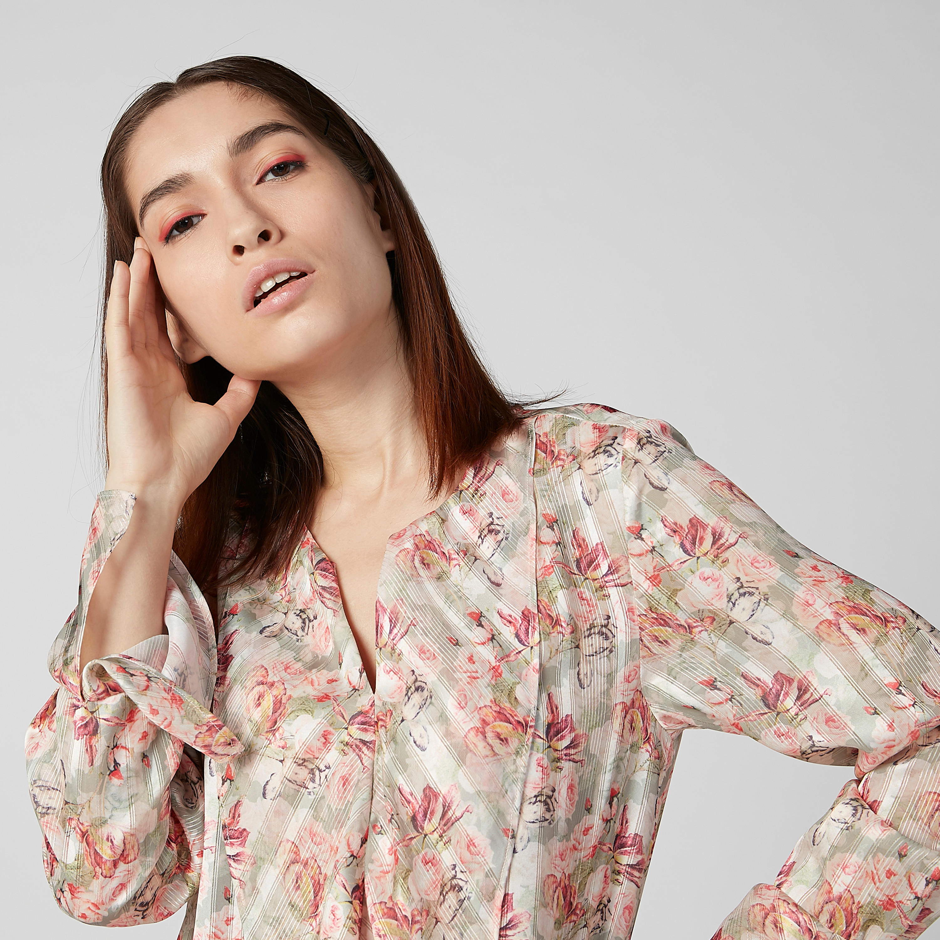 بلوزة مستدامة بياقة V وأكمام طويلة وطبعات-women-clothing-shirtsandblouses-blouses-image-5