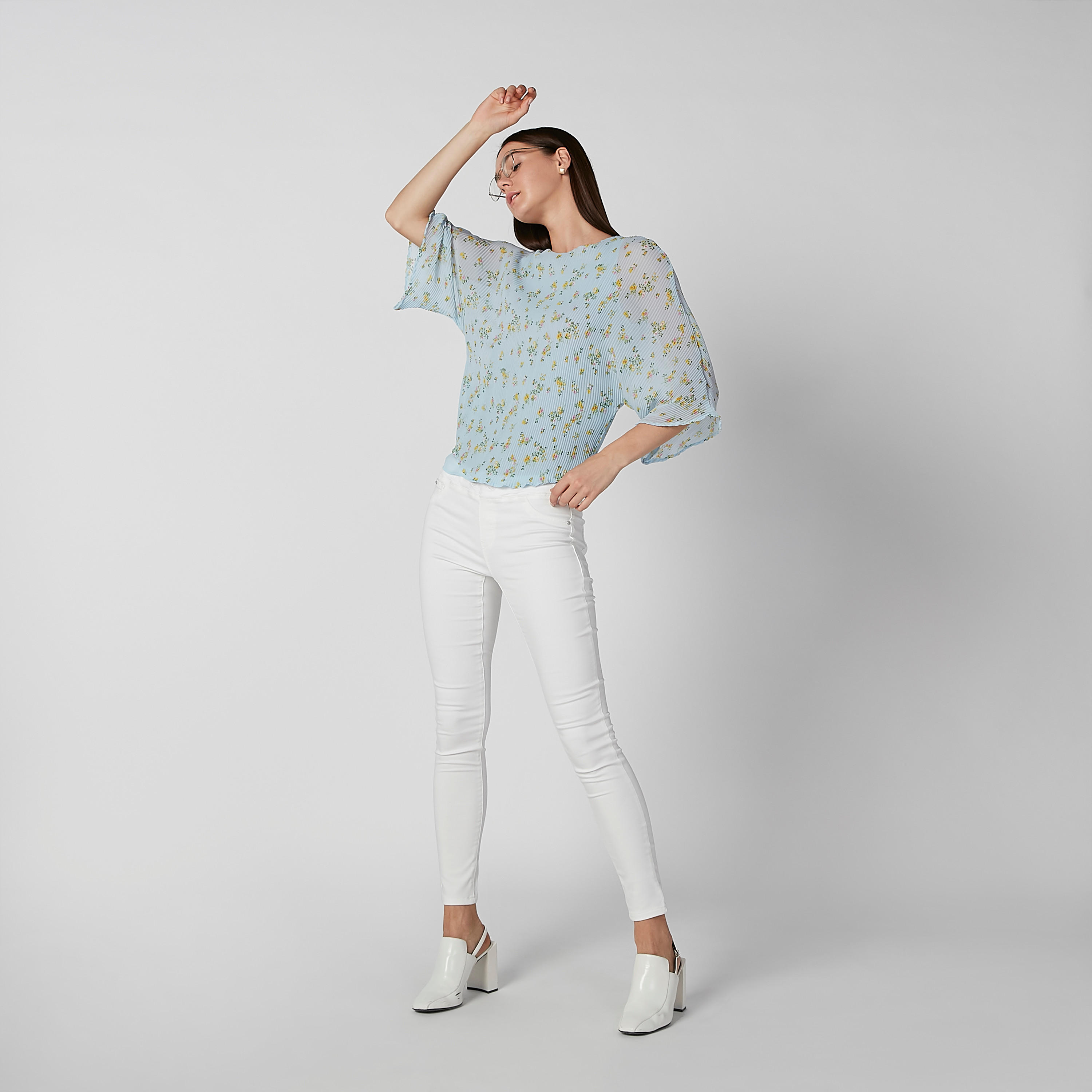 بلوزة مستدامة بياقة مستديرة وأكمام واسعة وطبعات زهرية-women-clothing-shirtsandblouses-blouses-image-1