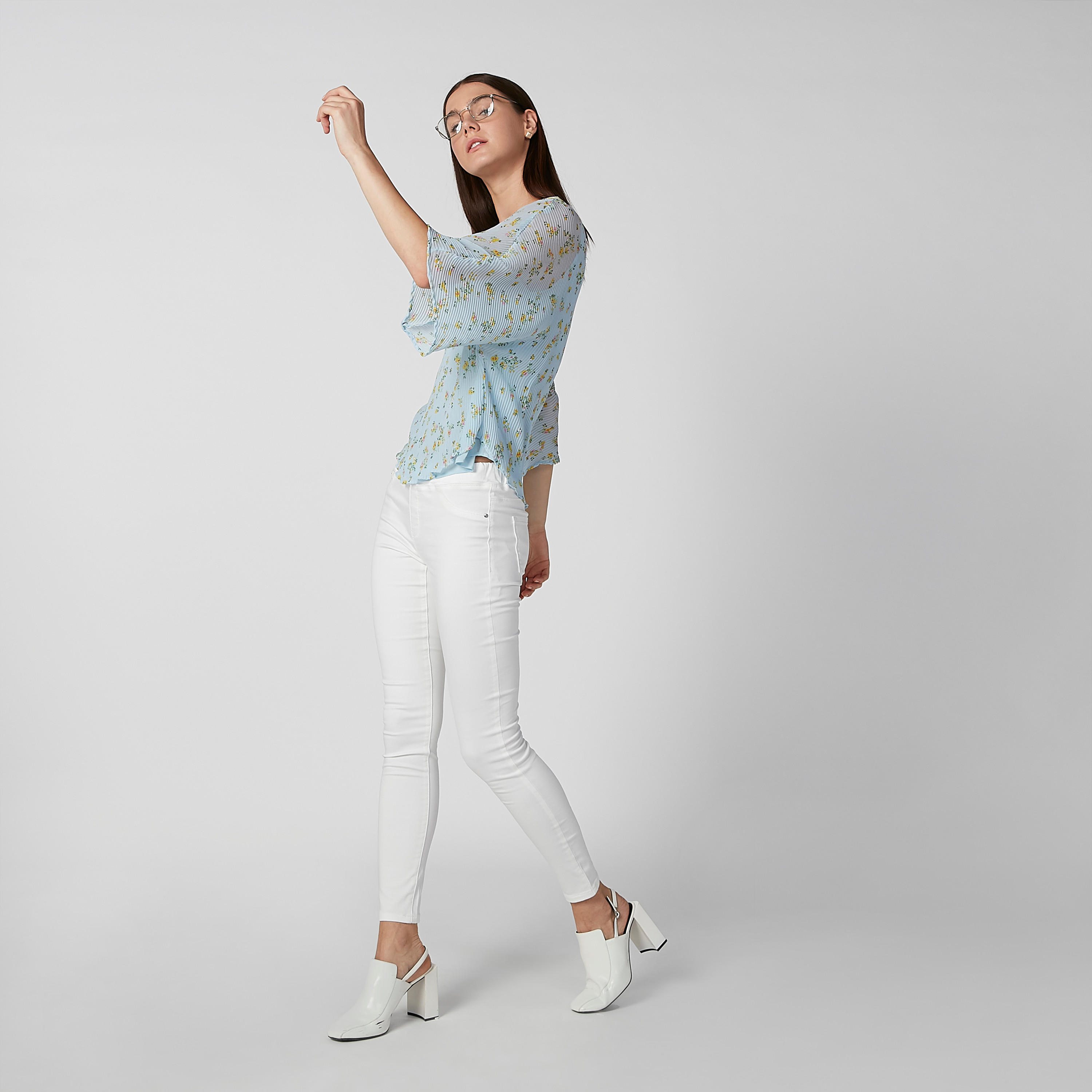 بلوزة مستدامة بياقة مستديرة وأكمام واسعة وطبعات زهرية-women-clothing-shirtsandblouses-blouses-image-4
