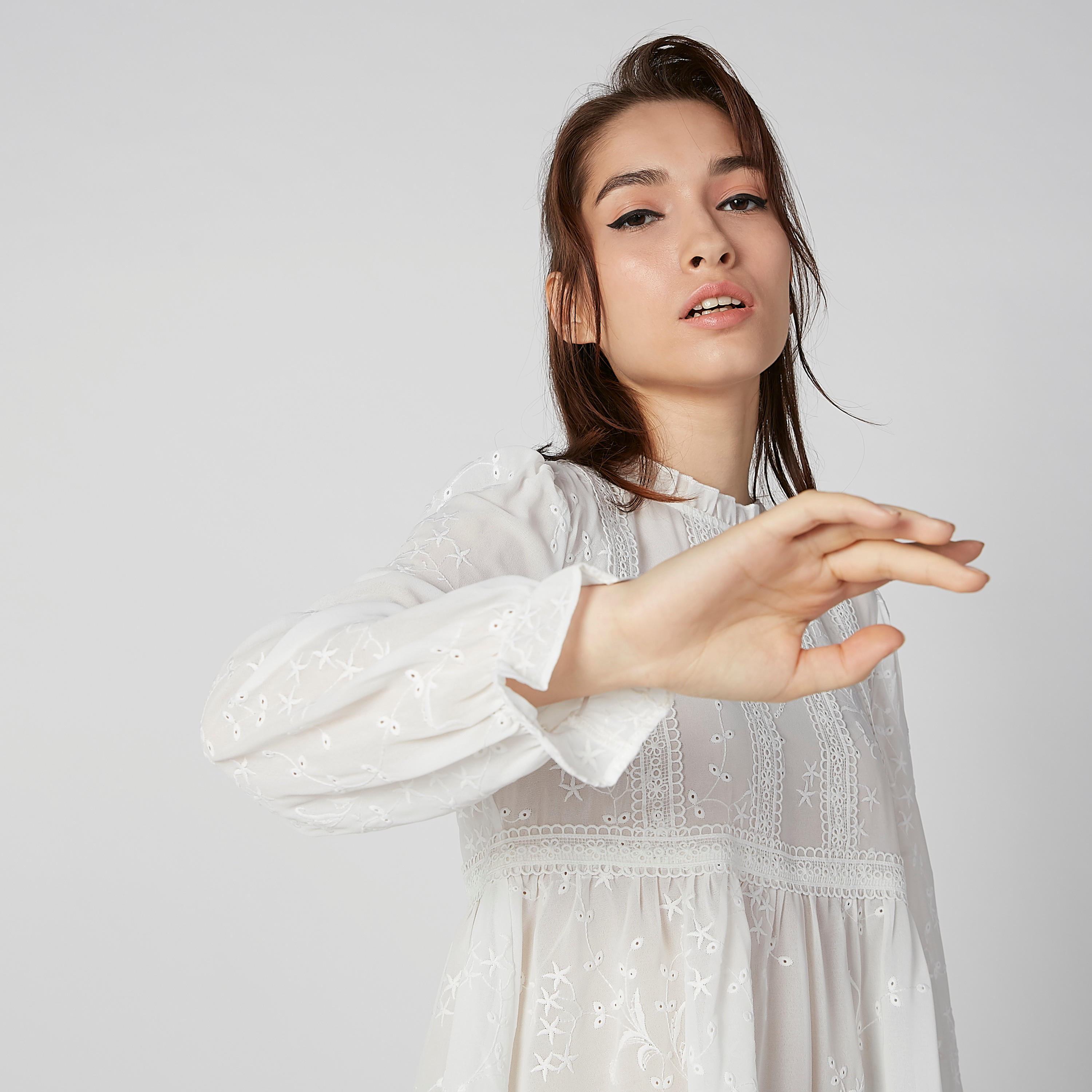 بلوزة مستدامة شيفلي بياقة عالية وأكمام واسعة-women-clothing-shirtsandblouses-blouses-image-1