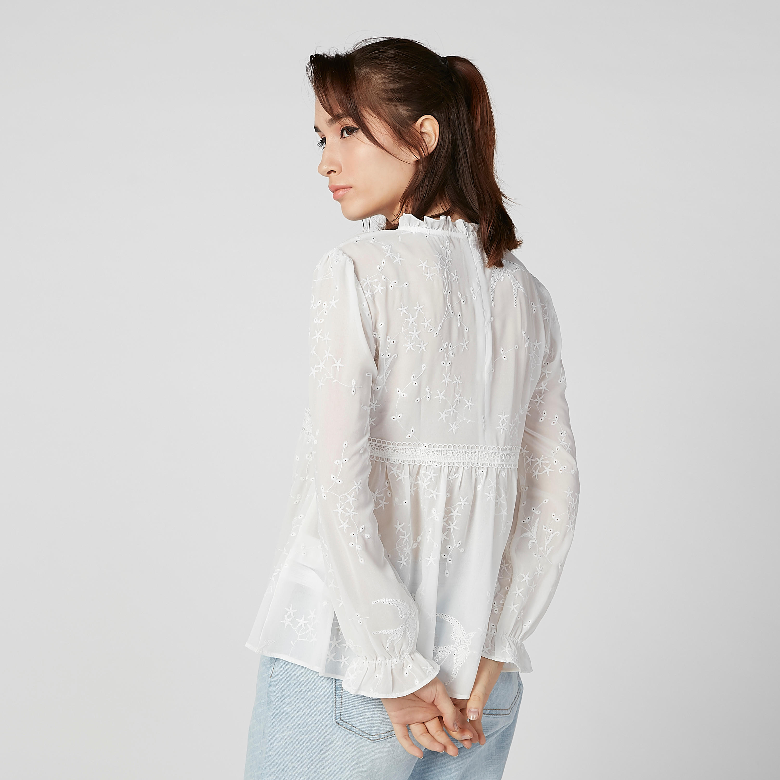 بلوزة مستدامة شيفلي بياقة عالية وأكمام واسعة-women-clothing-shirtsandblouses-blouses-image-4