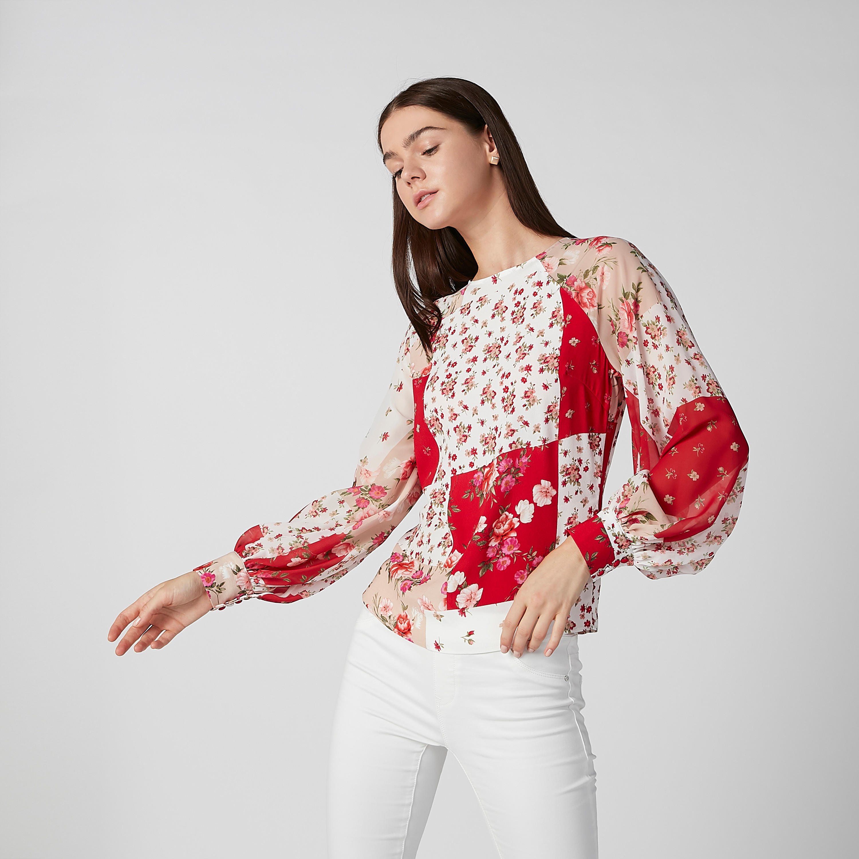 بلوزة بياقة مستديرة وأكمام بيشوب وطبعات زهرية-women-clothing-shirtsandblouses-blouses-image-4