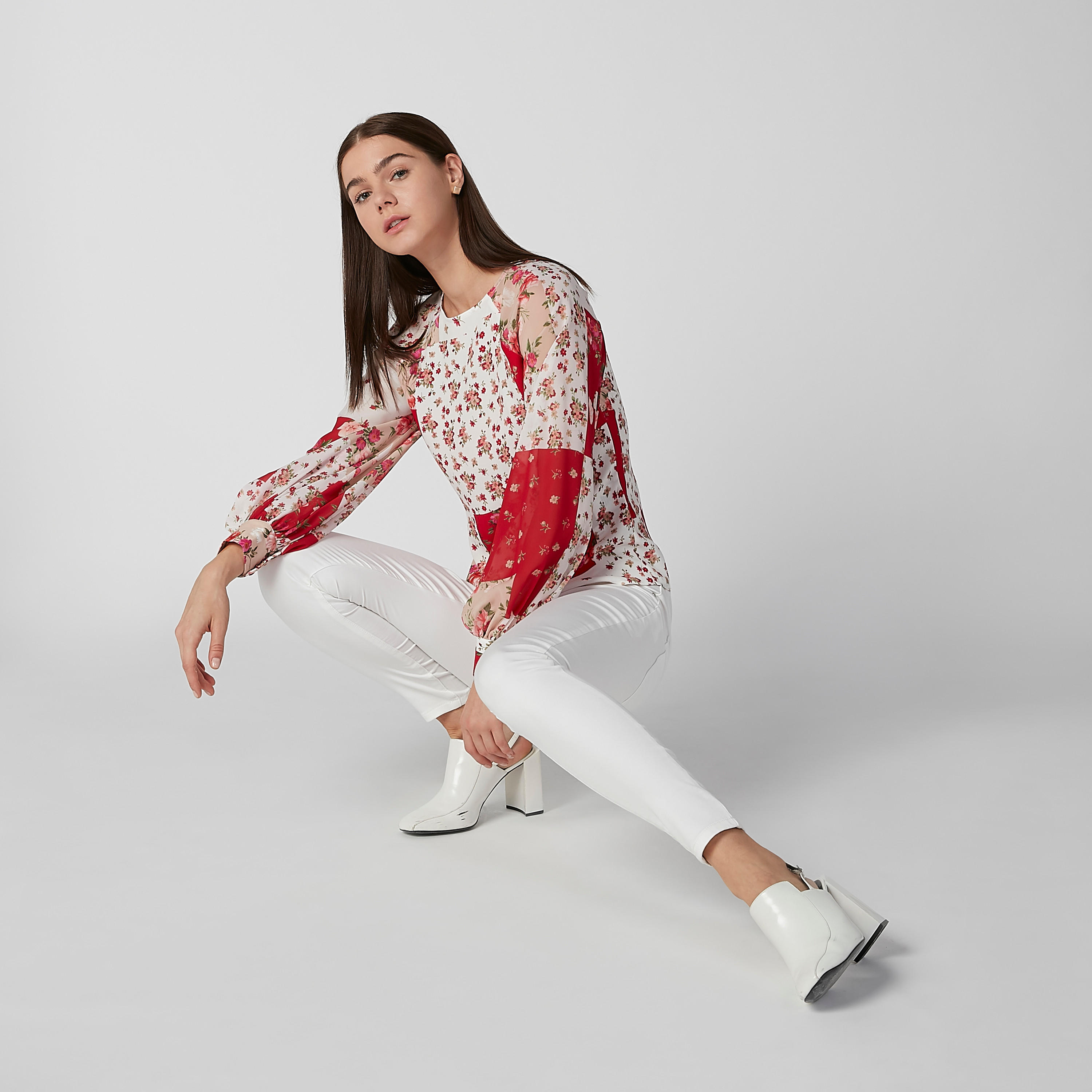 بلوزة بياقة مستديرة وأكمام بيشوب وطبعات زهرية-women-clothing-shirtsandblouses-blouses-image-5