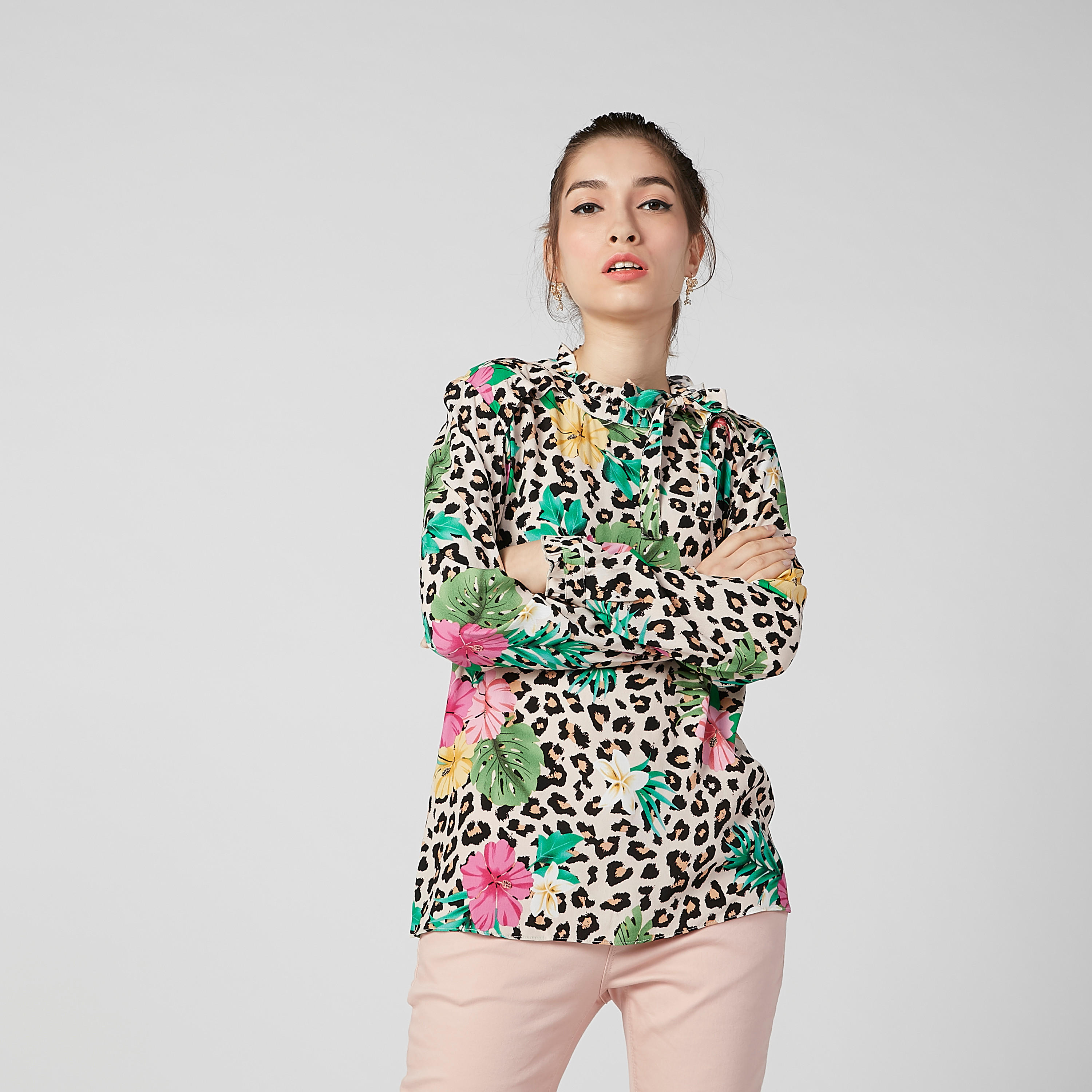 بلوزة مستدامة بياقة عالية وأكمام طويلة وطبعات زهرية-women-clothing-shirtsandblouses-blouses-image-1