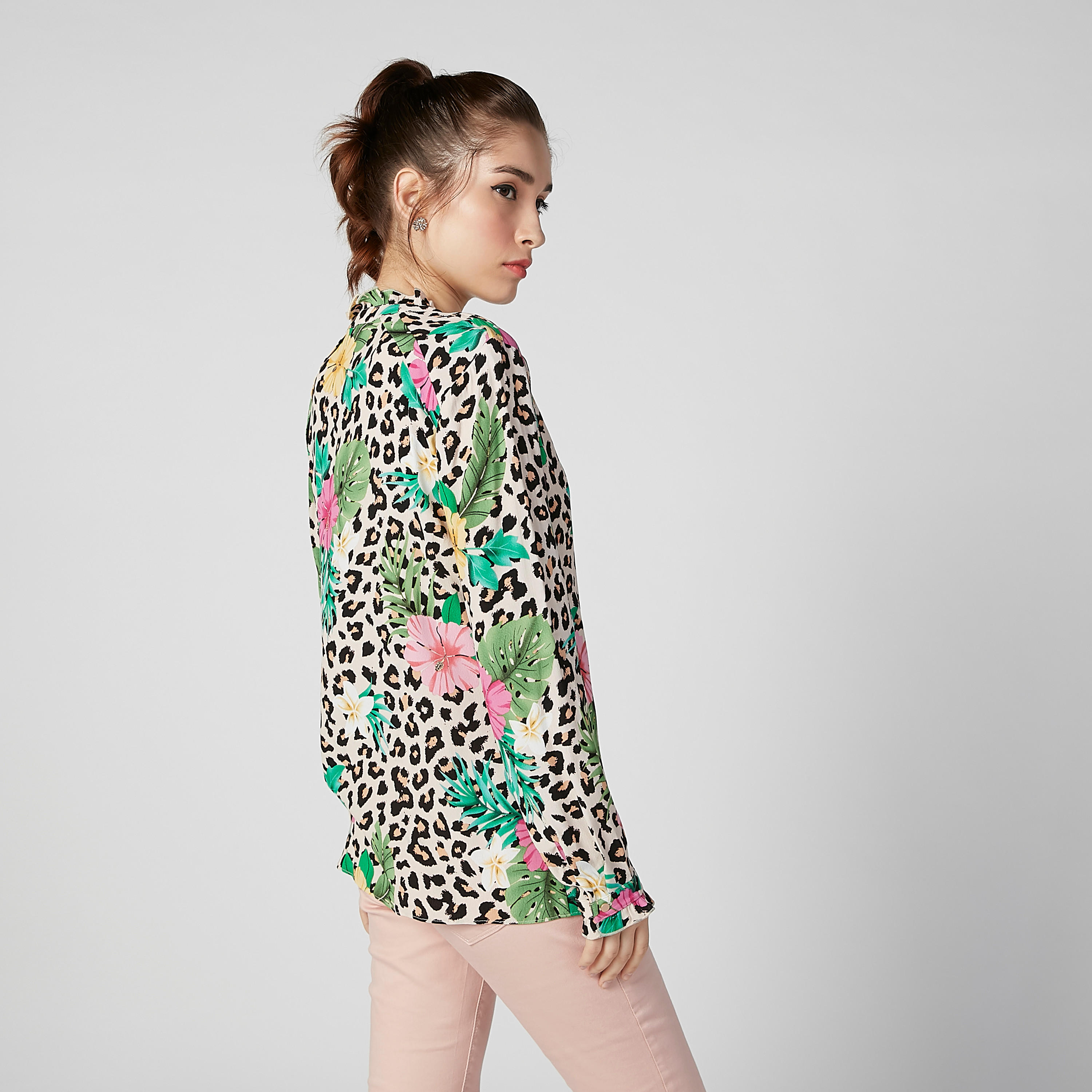 بلوزة مستدامة بياقة عالية وأكمام طويلة وطبعات زهرية-women-clothing-shirtsandblouses-blouses-image-2