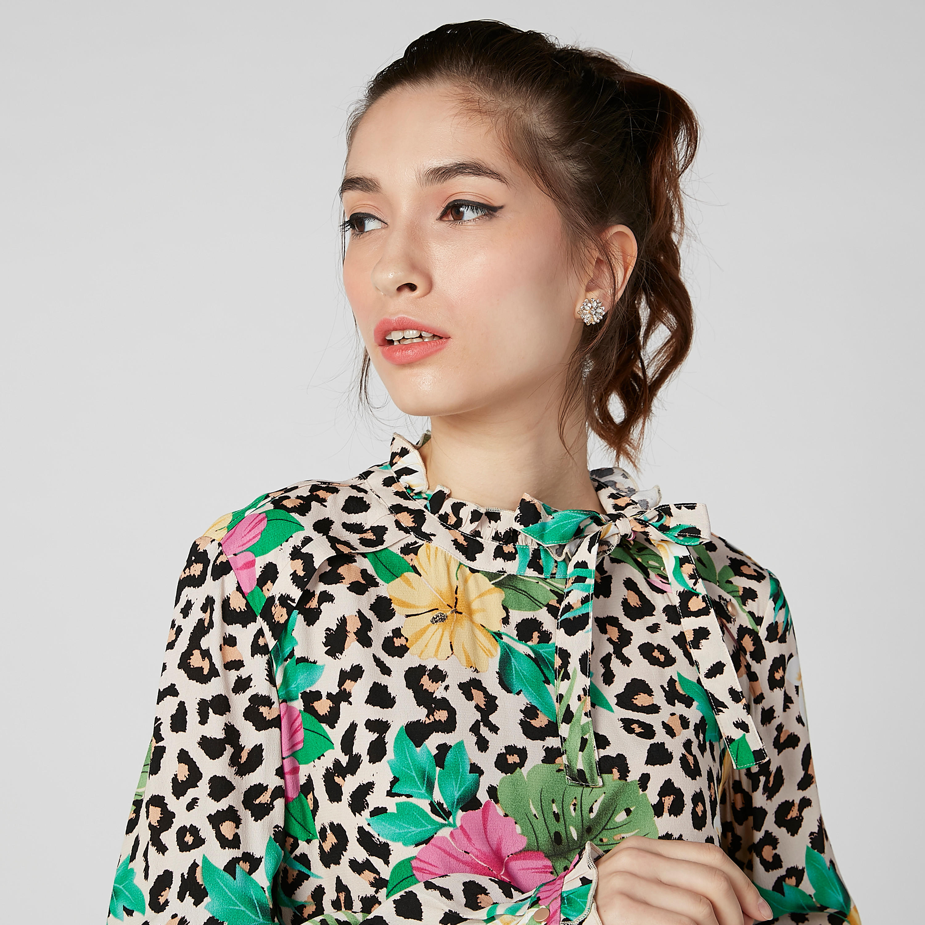 بلوزة مستدامة بياقة عالية وأكمام طويلة وطبعات زهرية-women-clothing-shirtsandblouses-blouses-image-4