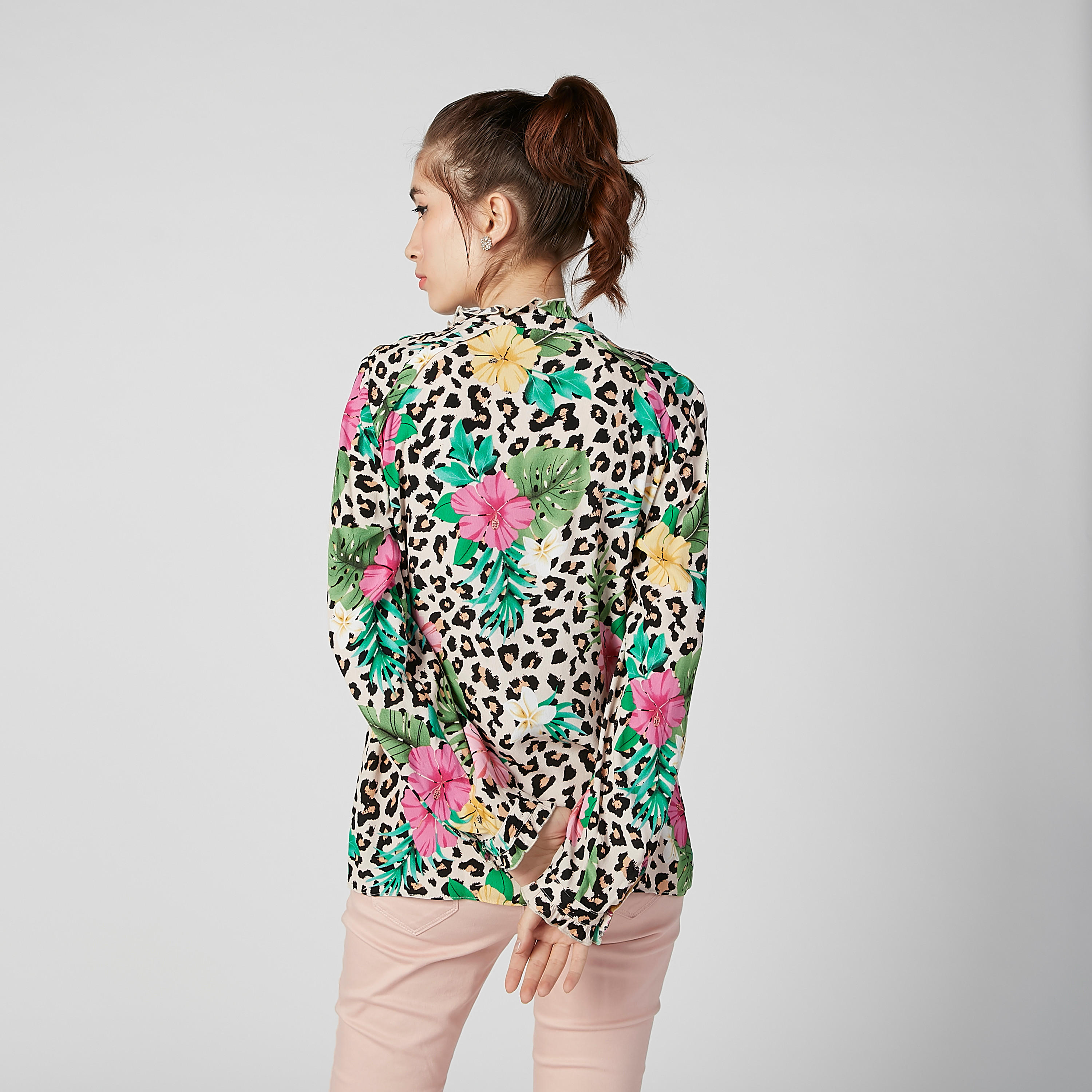 بلوزة مستدامة بياقة عالية وأكمام طويلة وطبعات زهرية-women-clothing-shirtsandblouses-blouses-image-5