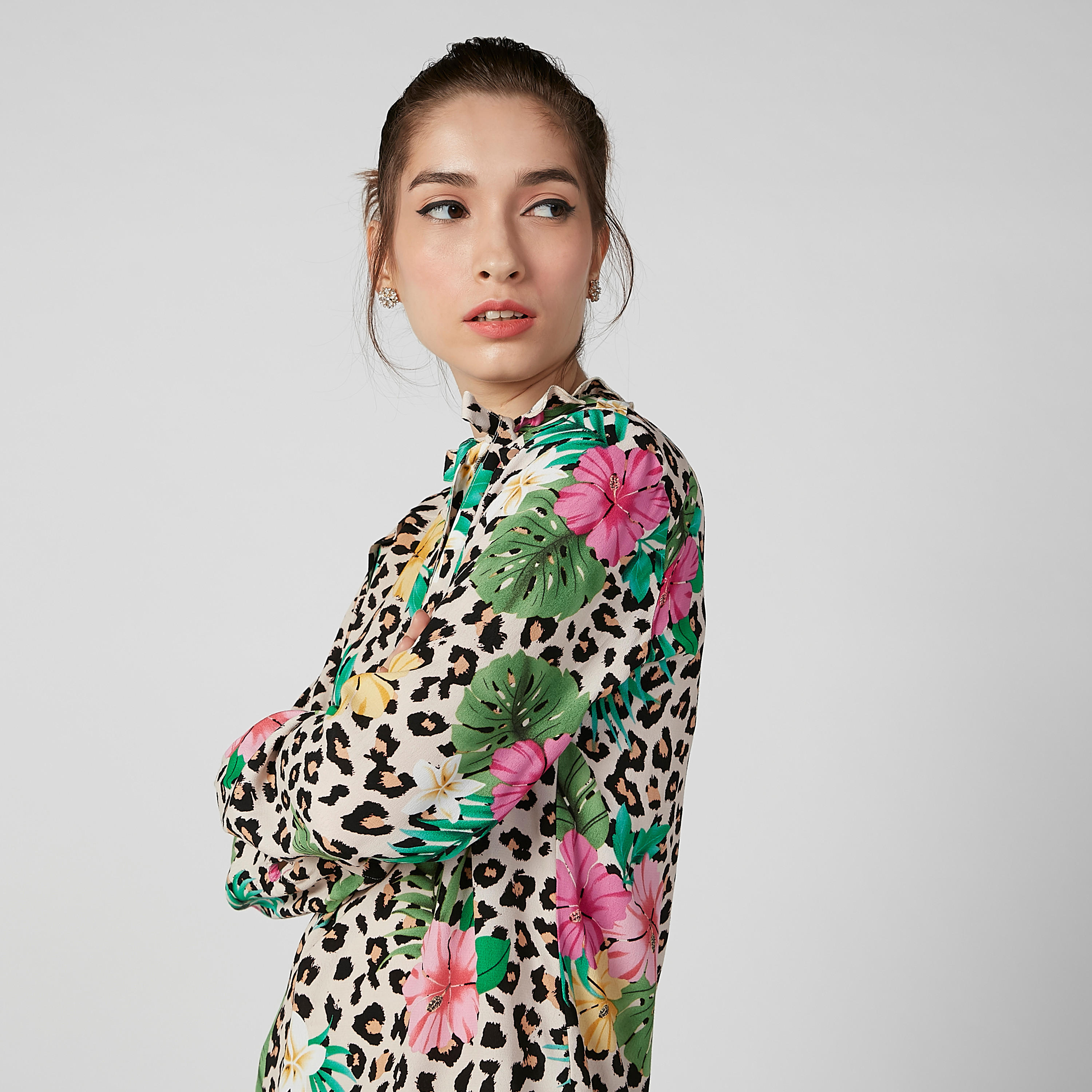 بلوزة مستدامة بياقة عالية وأكمام طويلة وطبعات زهرية-women-clothing-shirtsandblouses-blouses-image-6