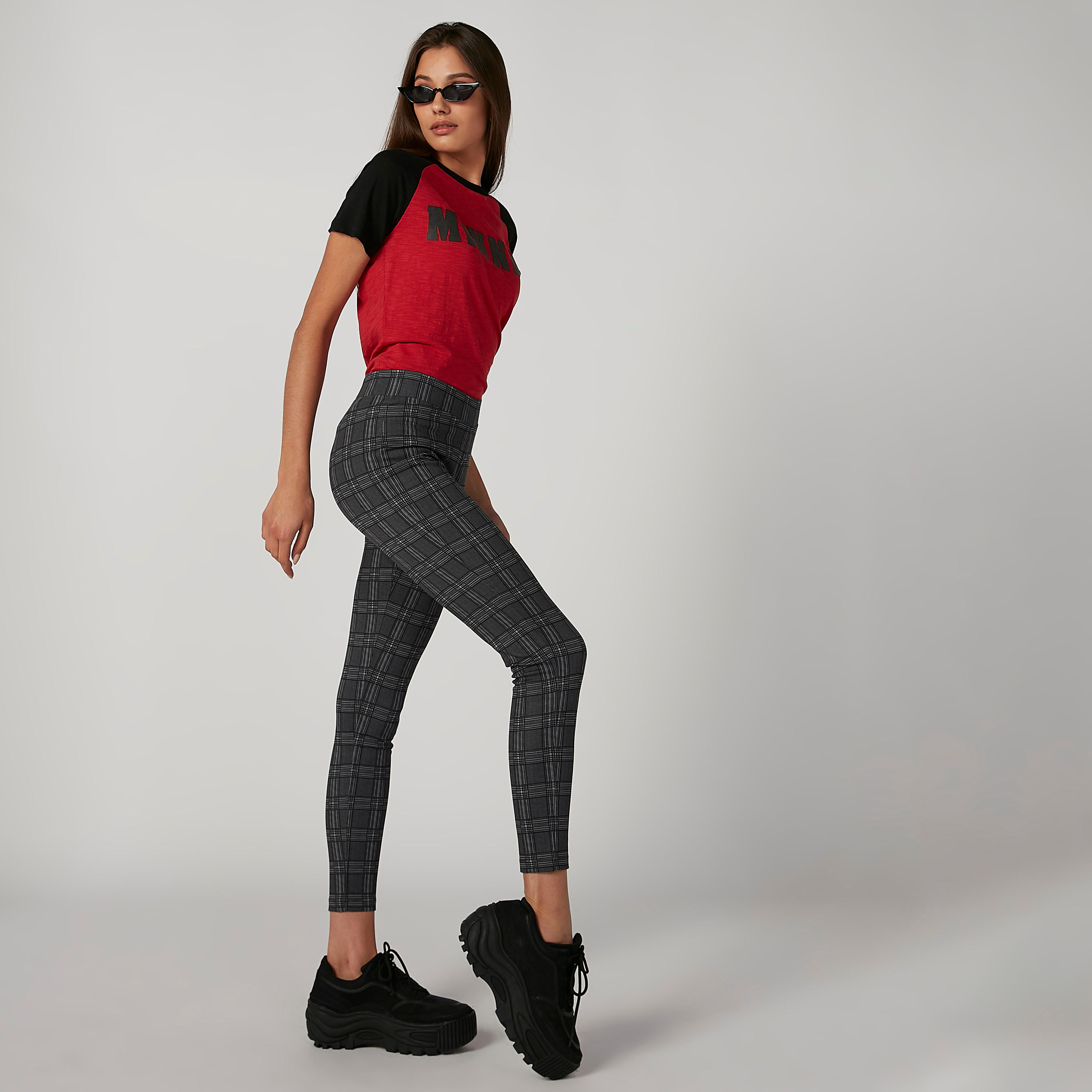 بنطلون جينز ضيّق سكيني كاروهات بخصر مطّاطي متوسط الارتفاع-women-clothing-bottoms-leggings-image-3