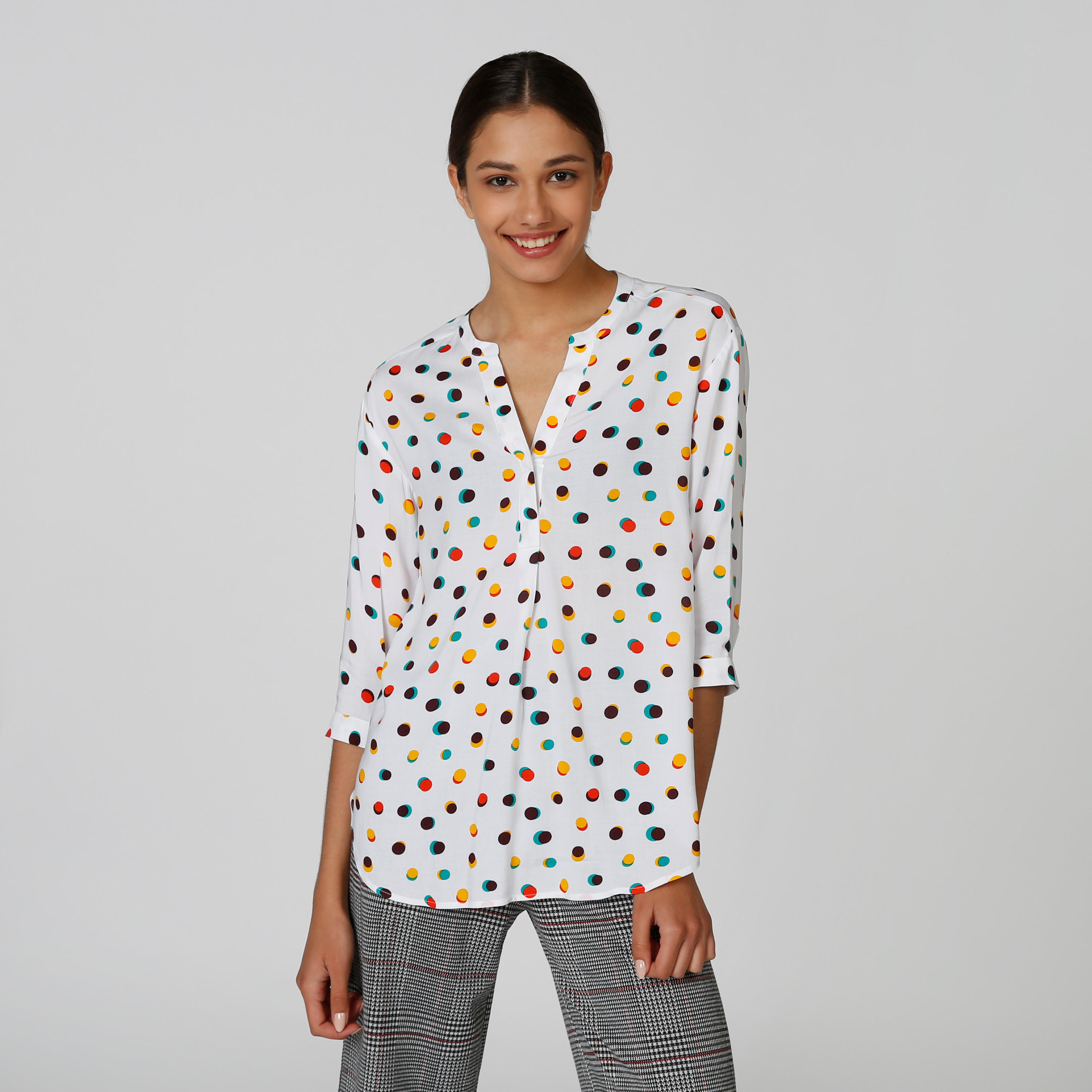 بلوزة بياقة V وأكمام 3/4 وطبعات منقّطة-women-winterwear-cardigansandjumpers-cardigans-image-1