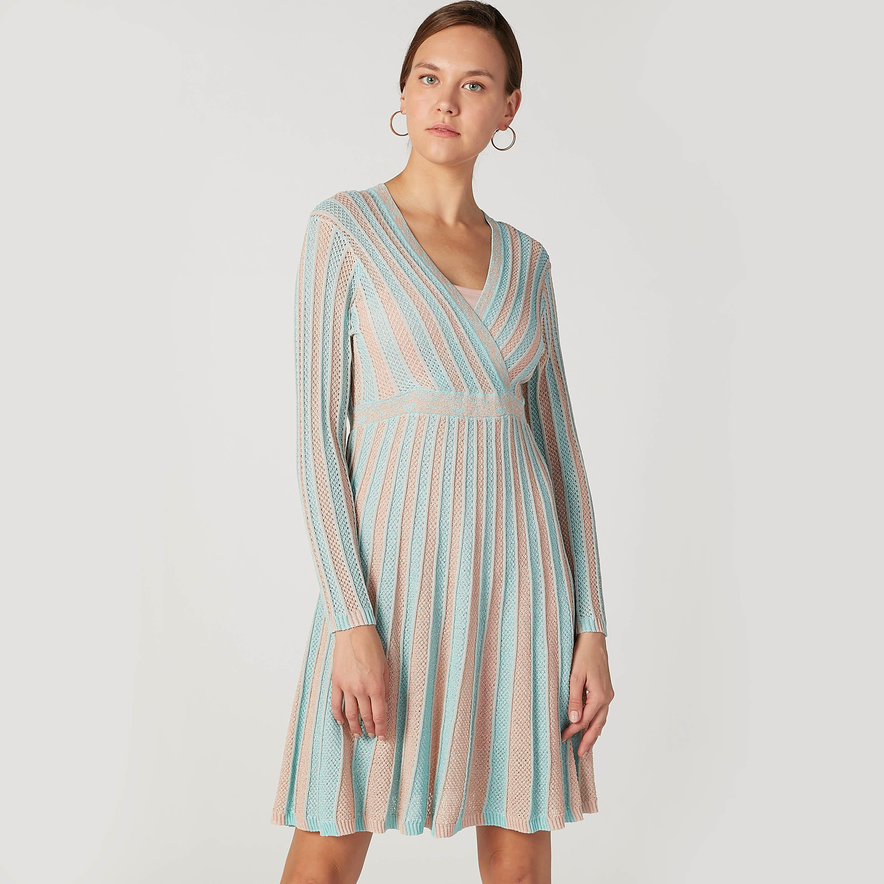فستان قصير إيه لاين بارز الملمس بياقة V وأكمام طويلة-women-clothing-dresses-image-1