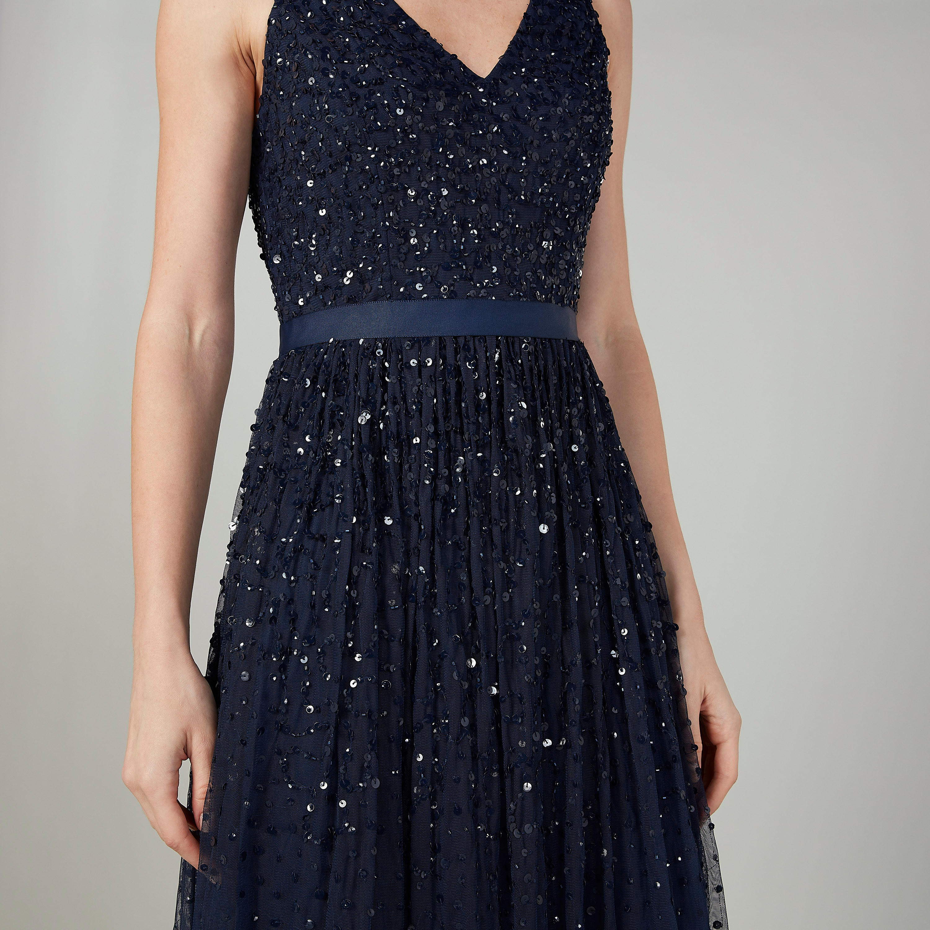 فستان طويل ايه لاين دون أكمام بياقة V وتفاصيل ترتر-women-clothing-dresses-image-4