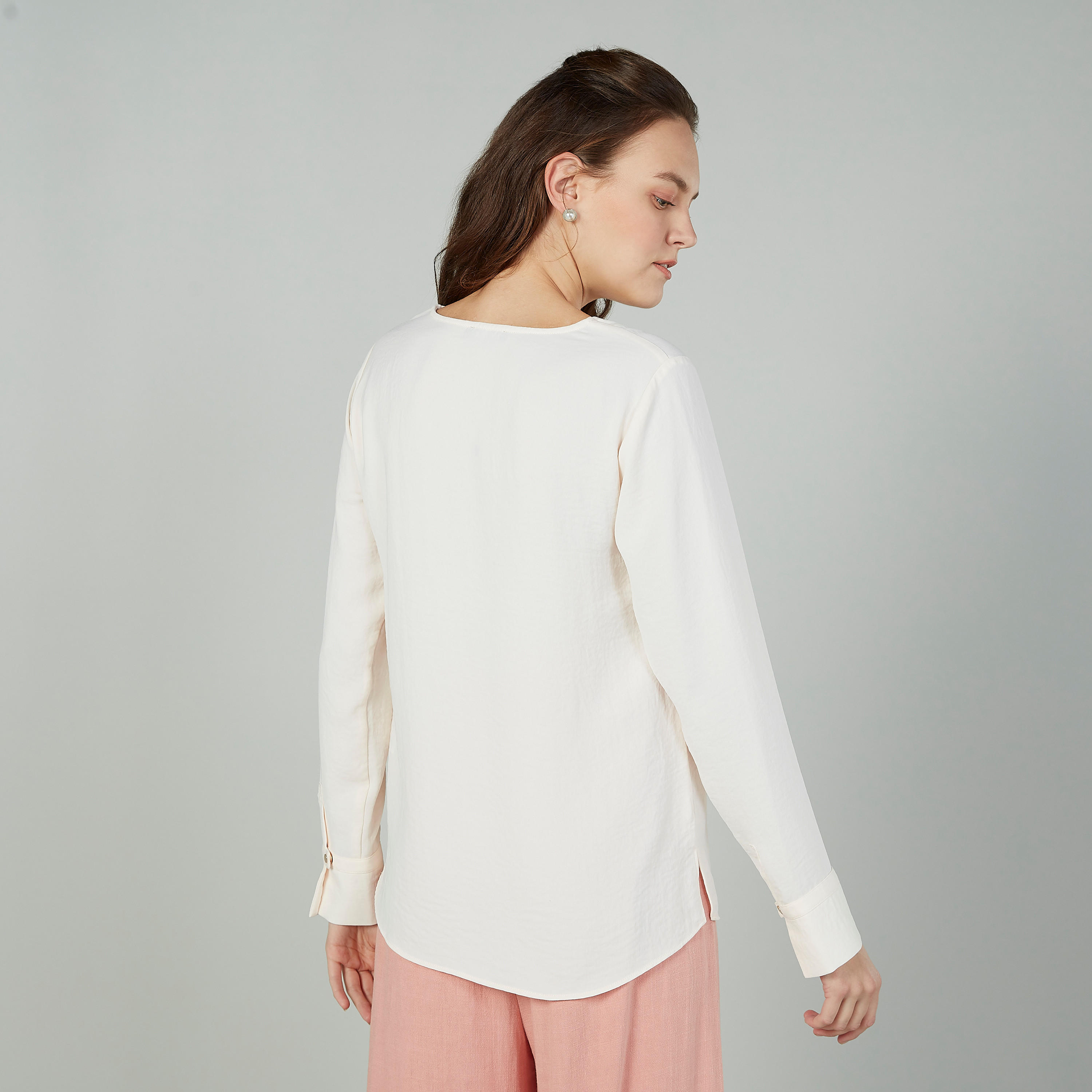 بلوزة سادة بياقة V وأكمام طويلة-women-clothing-shirtsandblouses-blouses-image-1