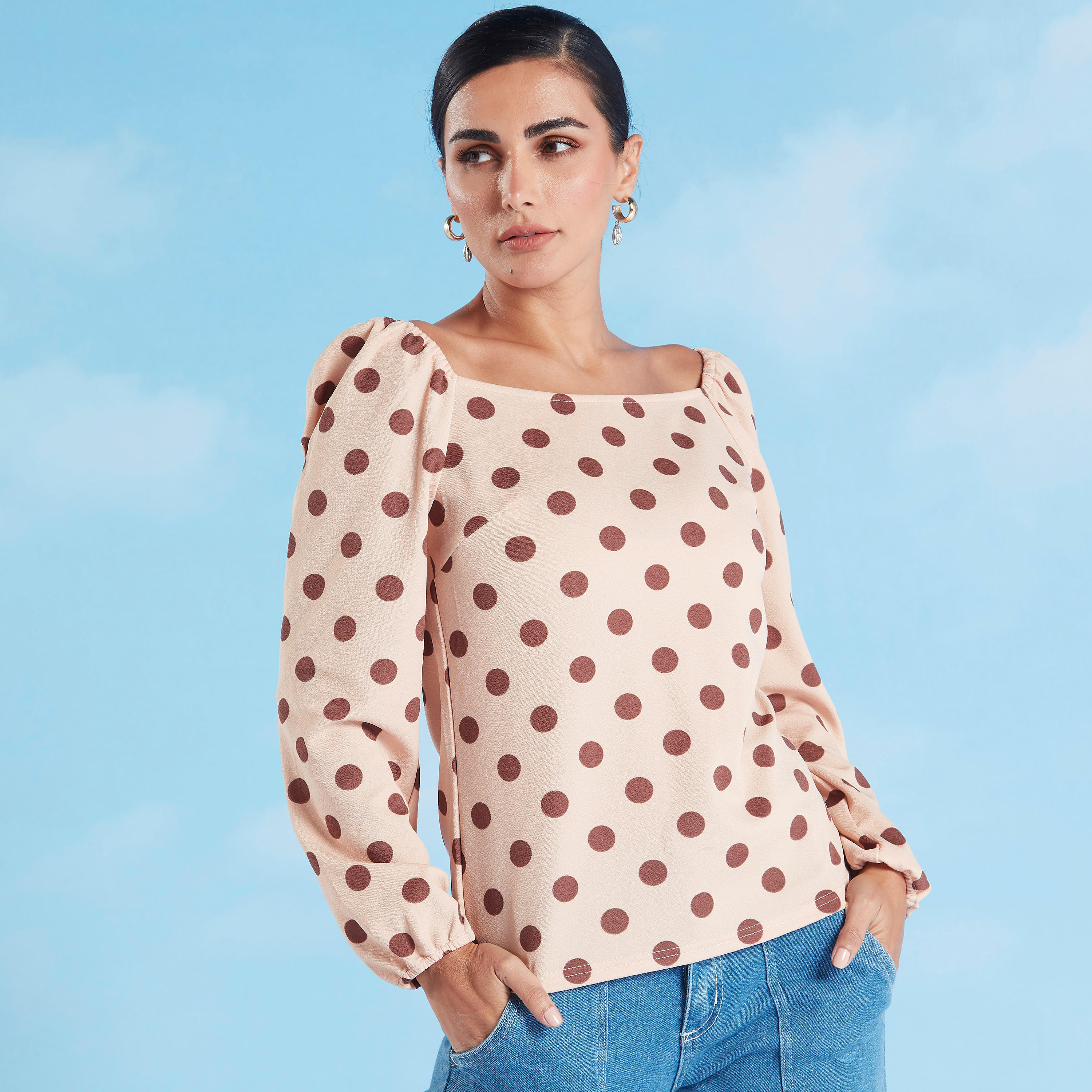 بلوزة بطبعات بولكا منقّطة مع ياقة عميقة وأكمام طويلة-women-clothing-tshirts-image-1
