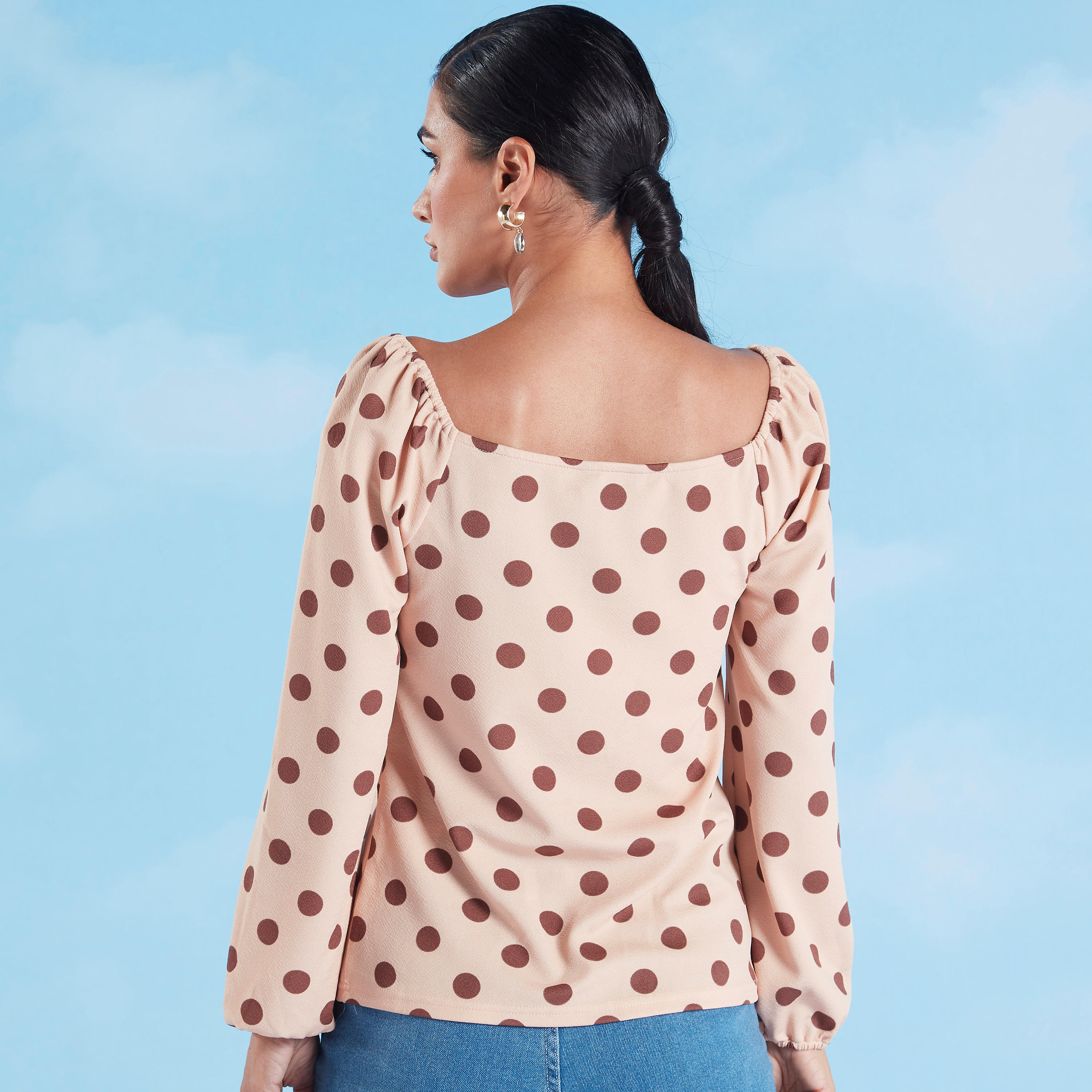 بلوزة بطبعات بولكا منقّطة مع ياقة عميقة وأكمام طويلة-women-clothing-tshirts-image-4