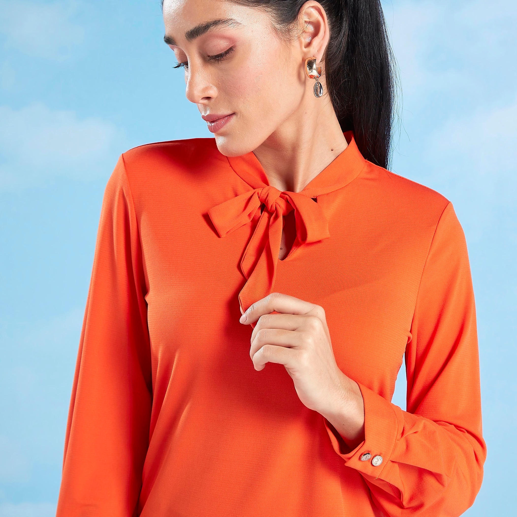 بلوزة سادة بأكمام طويلة وياقة برباط-women-clothing-tshirts-image-2