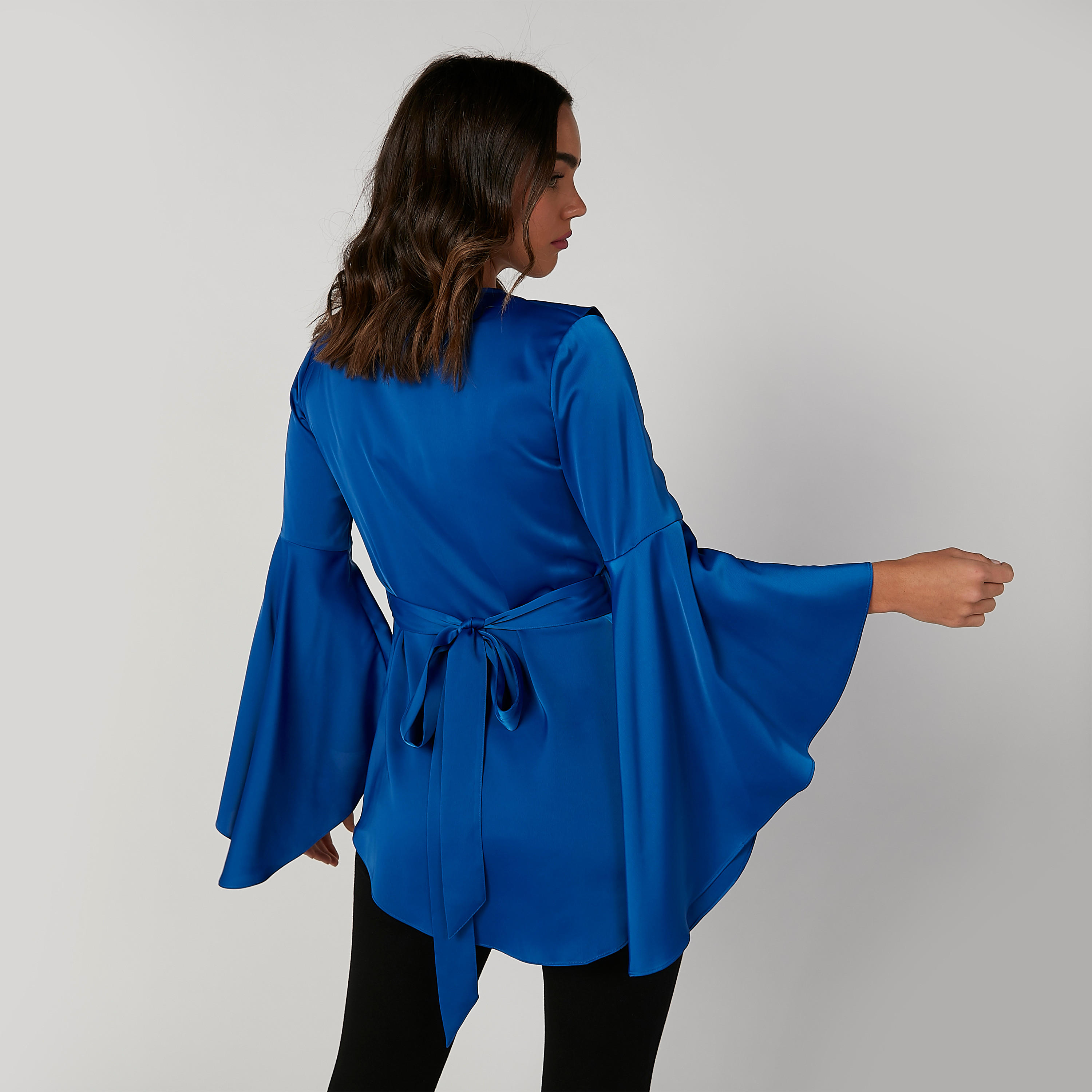 بلوزة مستدامة سادة بياقة V وأكمام واسعة -women-clothing-shirtsandblouses-blouses-image-6