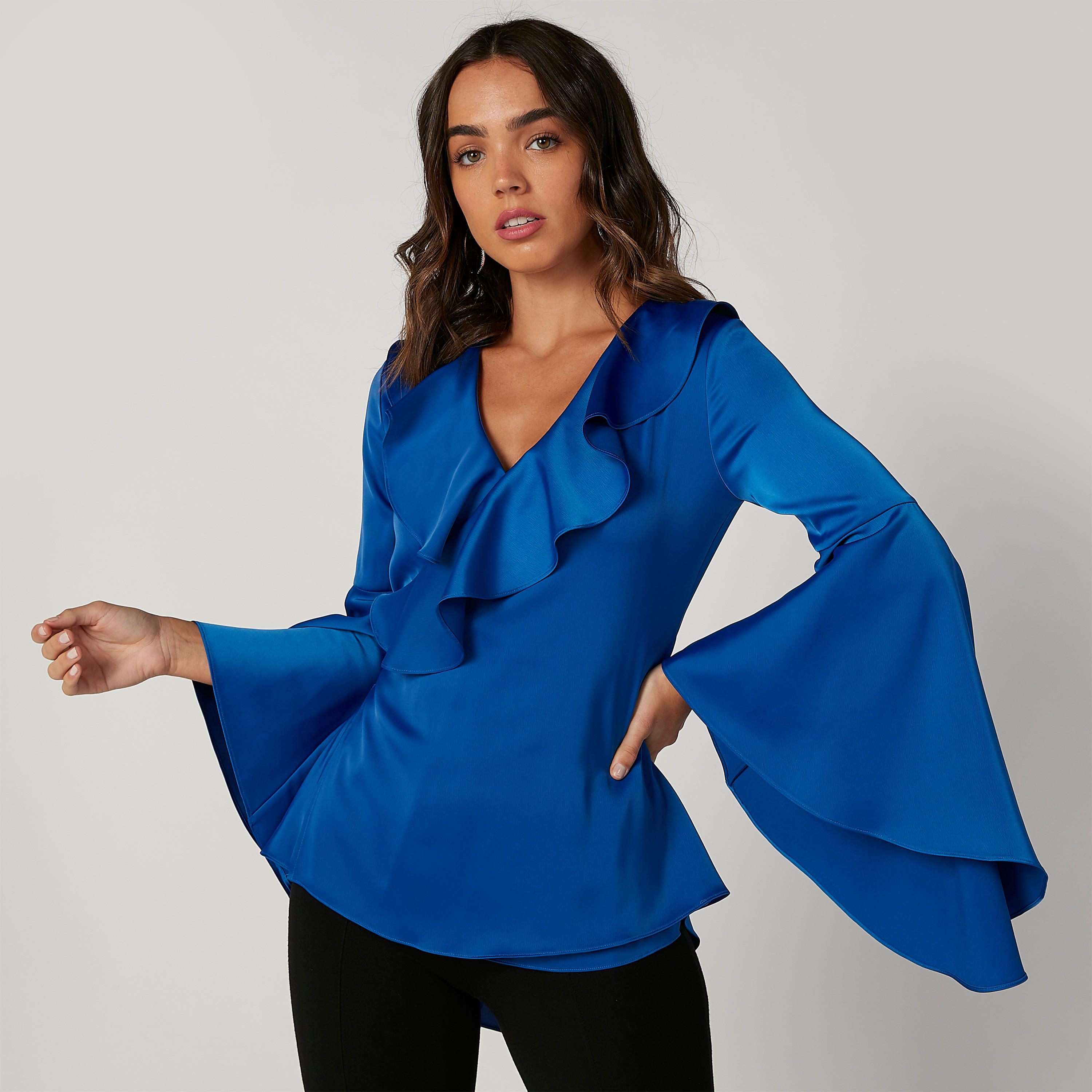 بلوزة مستدامة سادة بياقة V وأكمام واسعة -women-clothing-shirtsandblouses-blouses-image-4