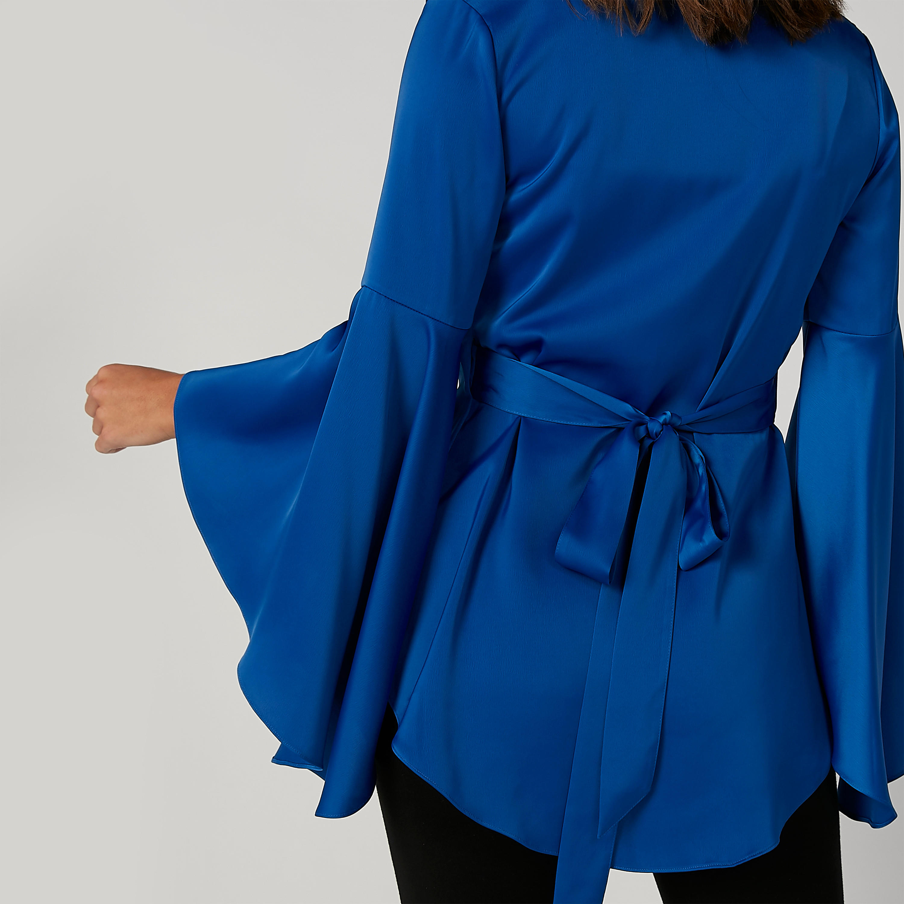 بلوزة مستدامة سادة بياقة V وأكمام واسعة -women-clothing-shirtsandblouses-blouses-image-2