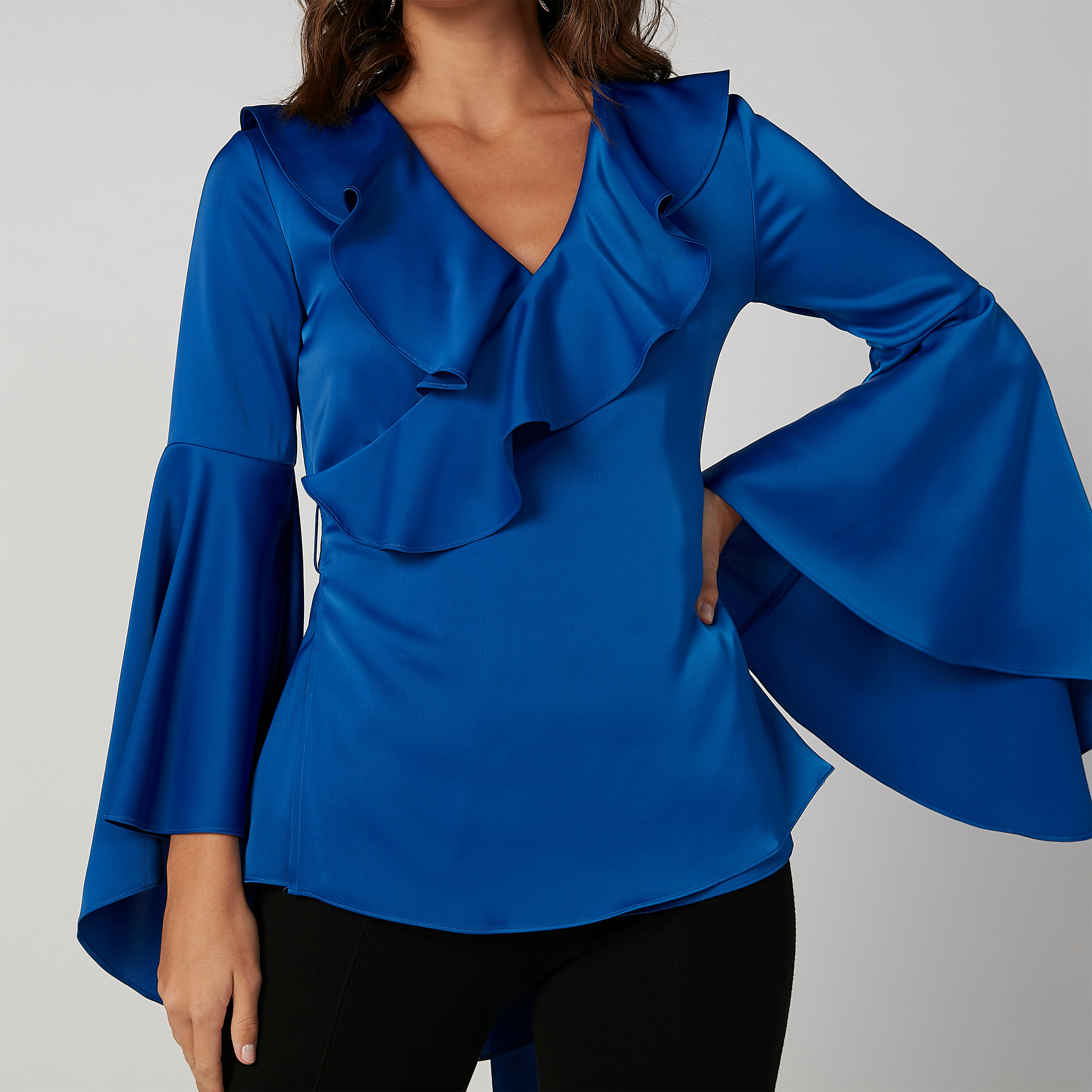 بلوزة مستدامة سادة بياقة V وأكمام واسعة -women-clothing-shirtsandblouses-blouses-image-1