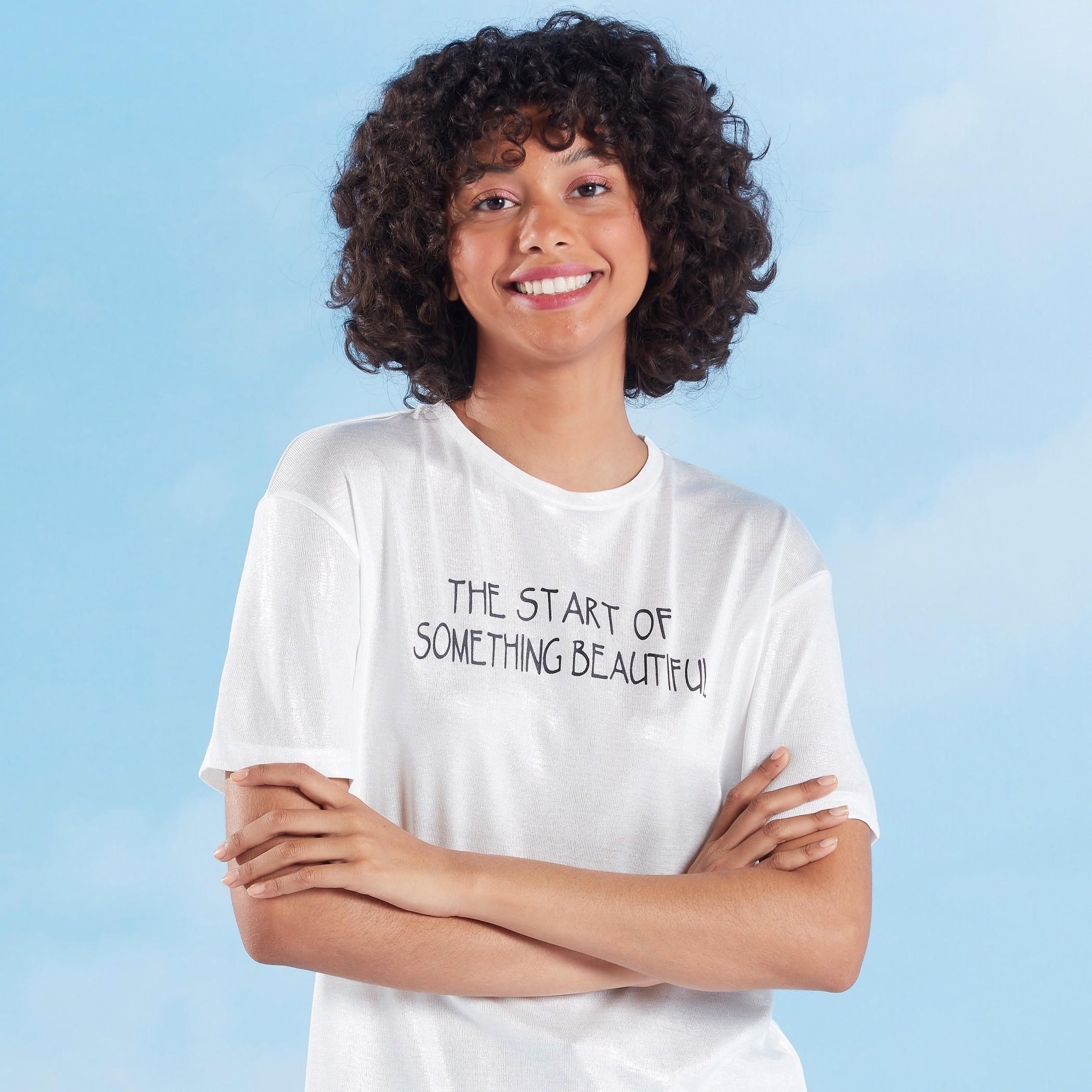 تيشيرت بياقة ضيّقة وأكمام قصيرة وطبعات تايبوجرافيك-women-clothing-tshirts-image-4