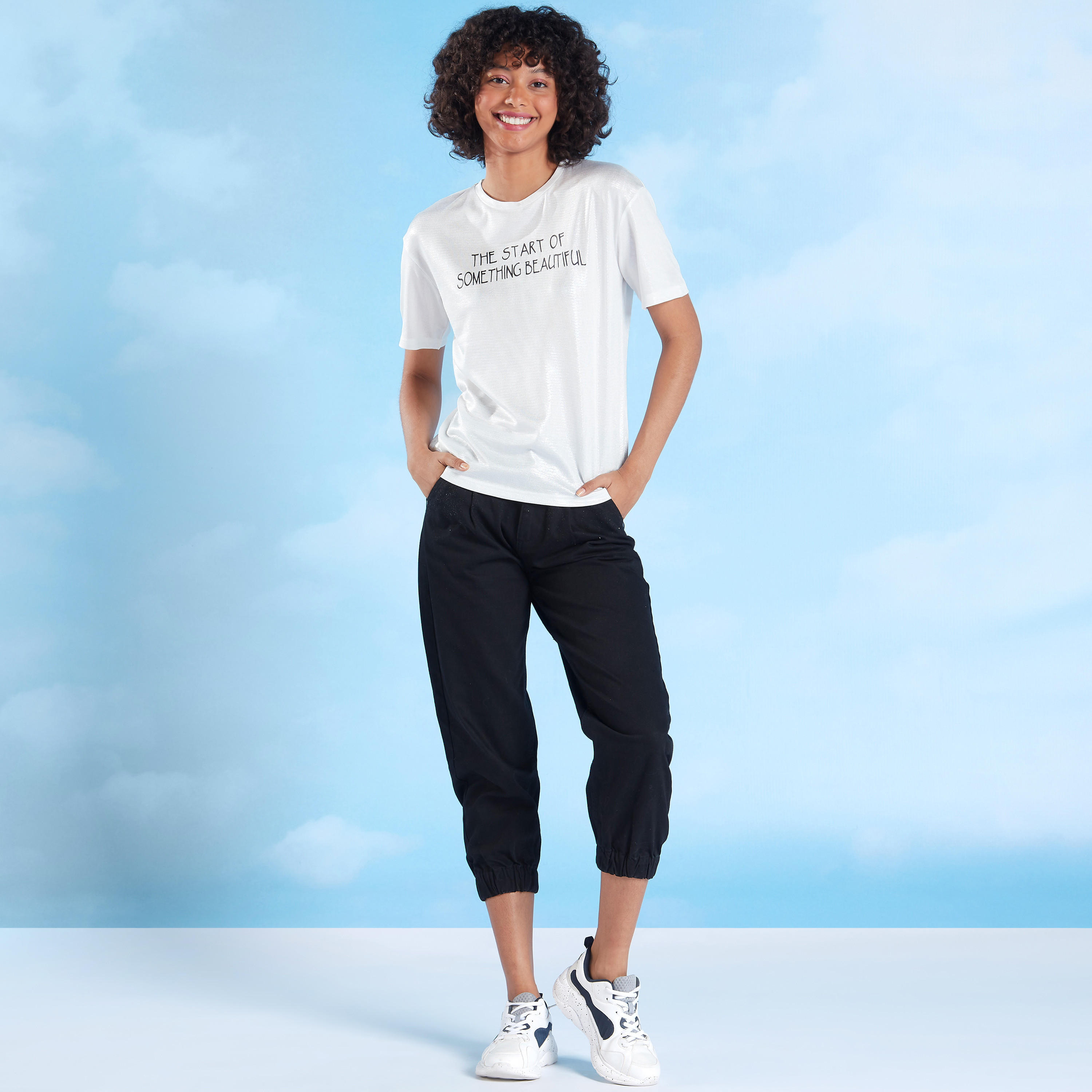 تيشيرت بياقة ضيّقة وأكمام قصيرة وطبعات تايبوجرافيك-women-clothing-tshirts-image-3
