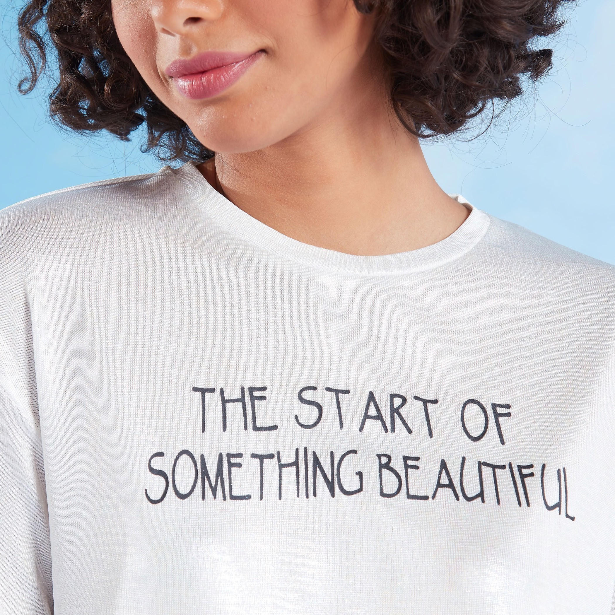 تيشيرت بياقة ضيّقة وأكمام قصيرة وطبعات تايبوجرافيك-women-clothing-tshirts-image-2