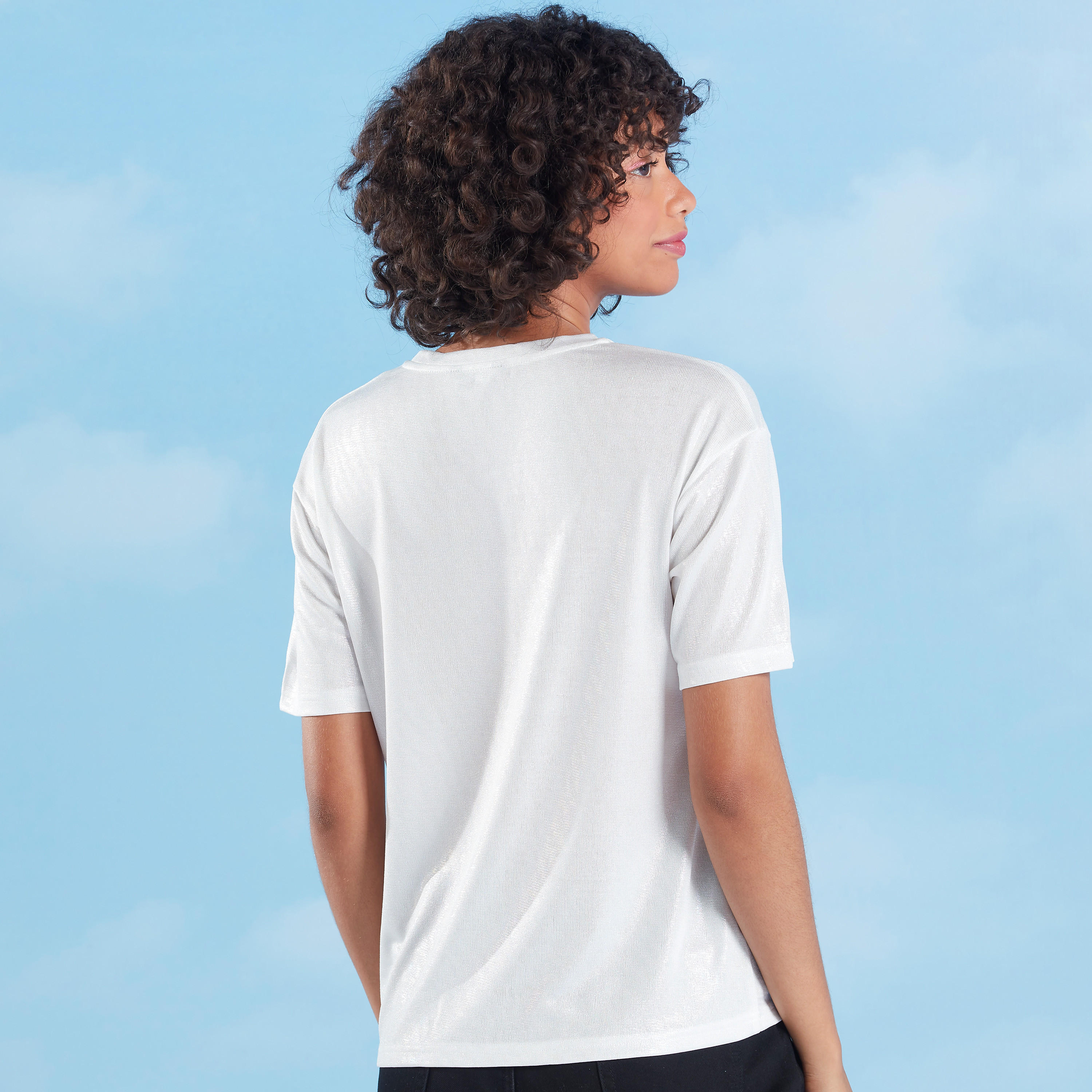 تيشيرت بياقة ضيّقة وأكمام قصيرة وطبعات تايبوجرافيك-women-clothing-tshirts-image-1