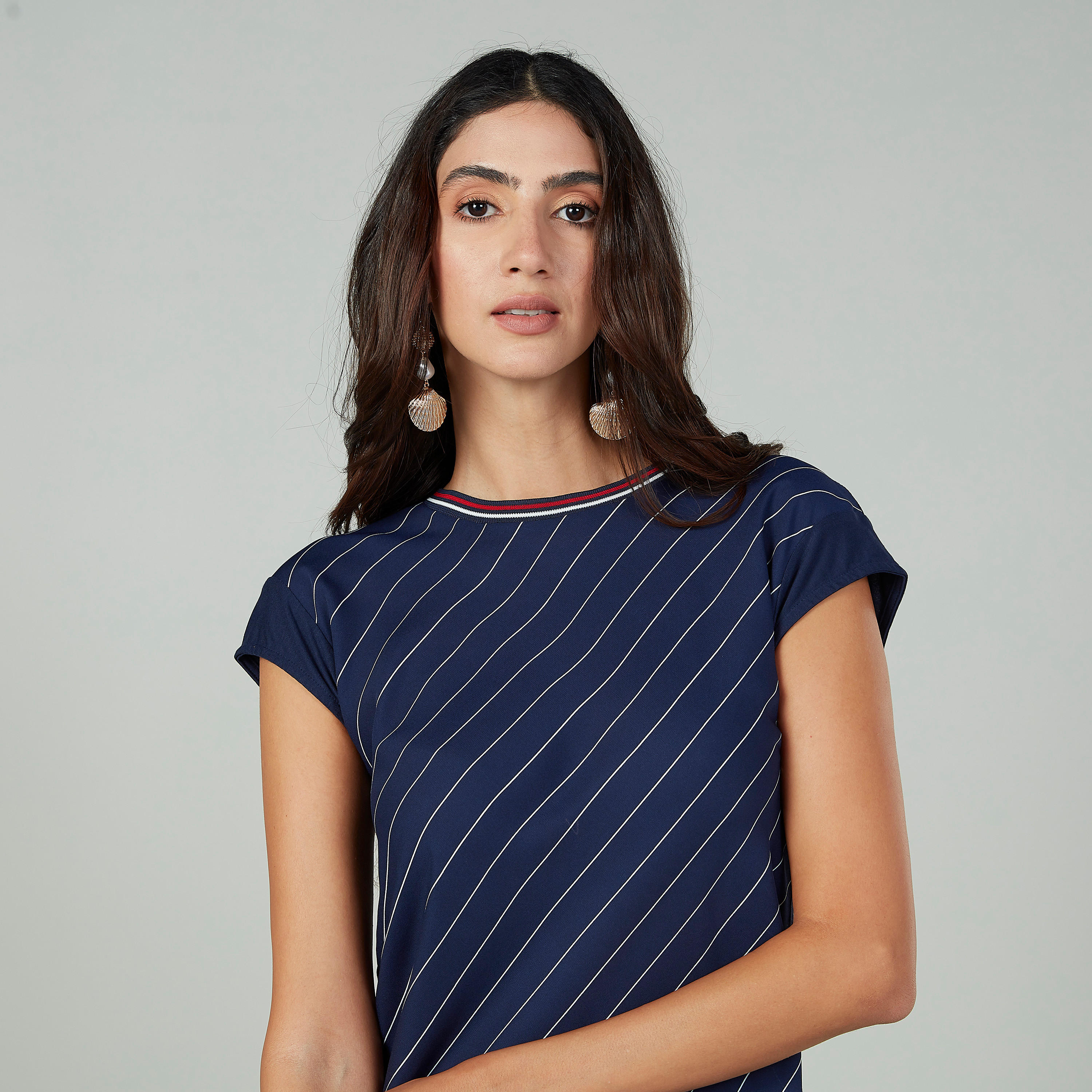 بلوزة مقلّمة بياقة مستديرة وأكمام كاب-women-clothing-shirtsandblouses-blouses-image-3