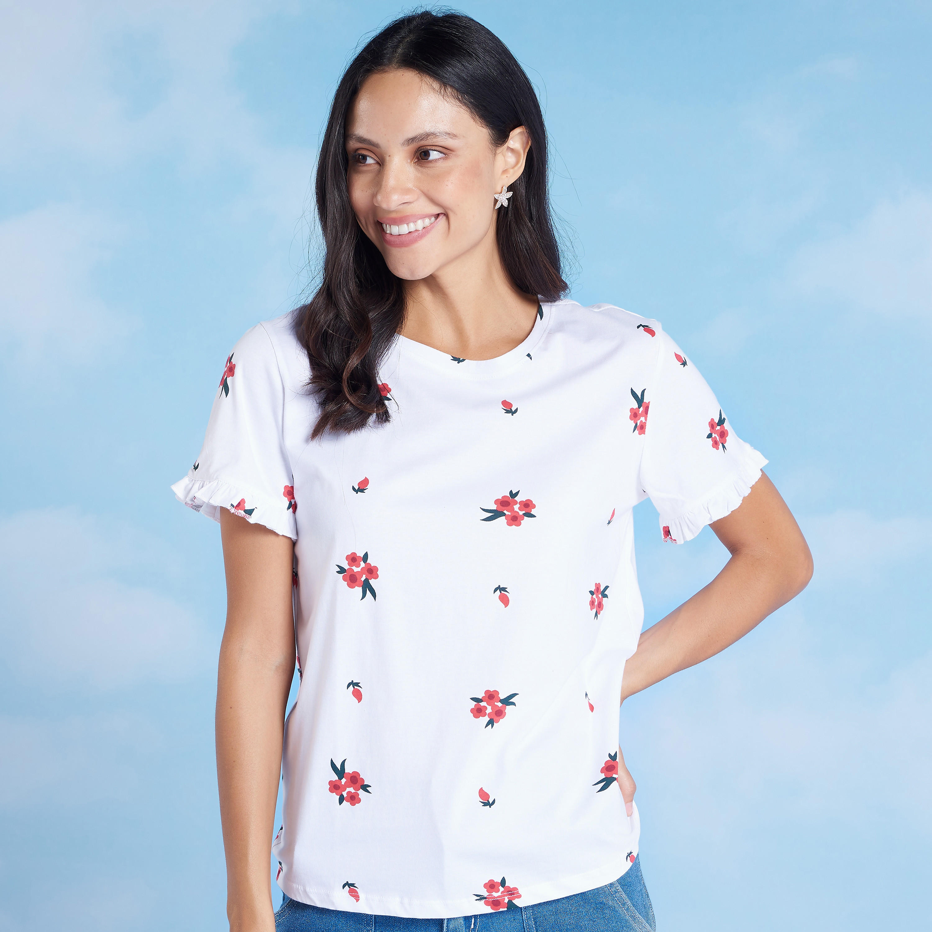 بلوزة بياقة مستديرة وأكمام قصيرة بتفاصيل كشكش وطبعات-women-clothing-tshirts-image-1