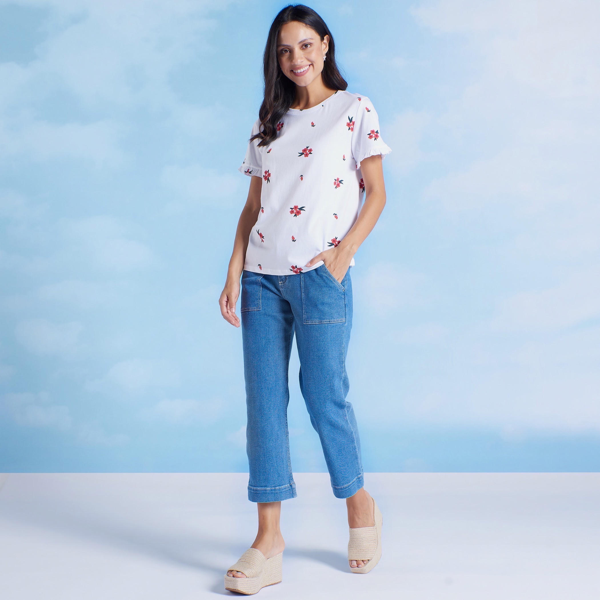 بلوزة بياقة مستديرة وأكمام قصيرة بتفاصيل كشكش وطبعات-women-clothing-tshirts-image-2