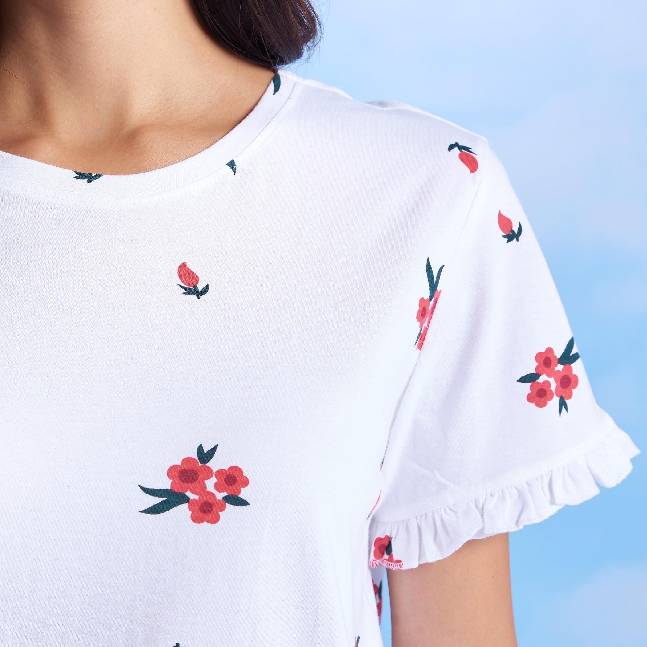 بلوزة بياقة مستديرة وأكمام قصيرة بتفاصيل كشكش وطبعات-women-clothing-tshirts-image-3