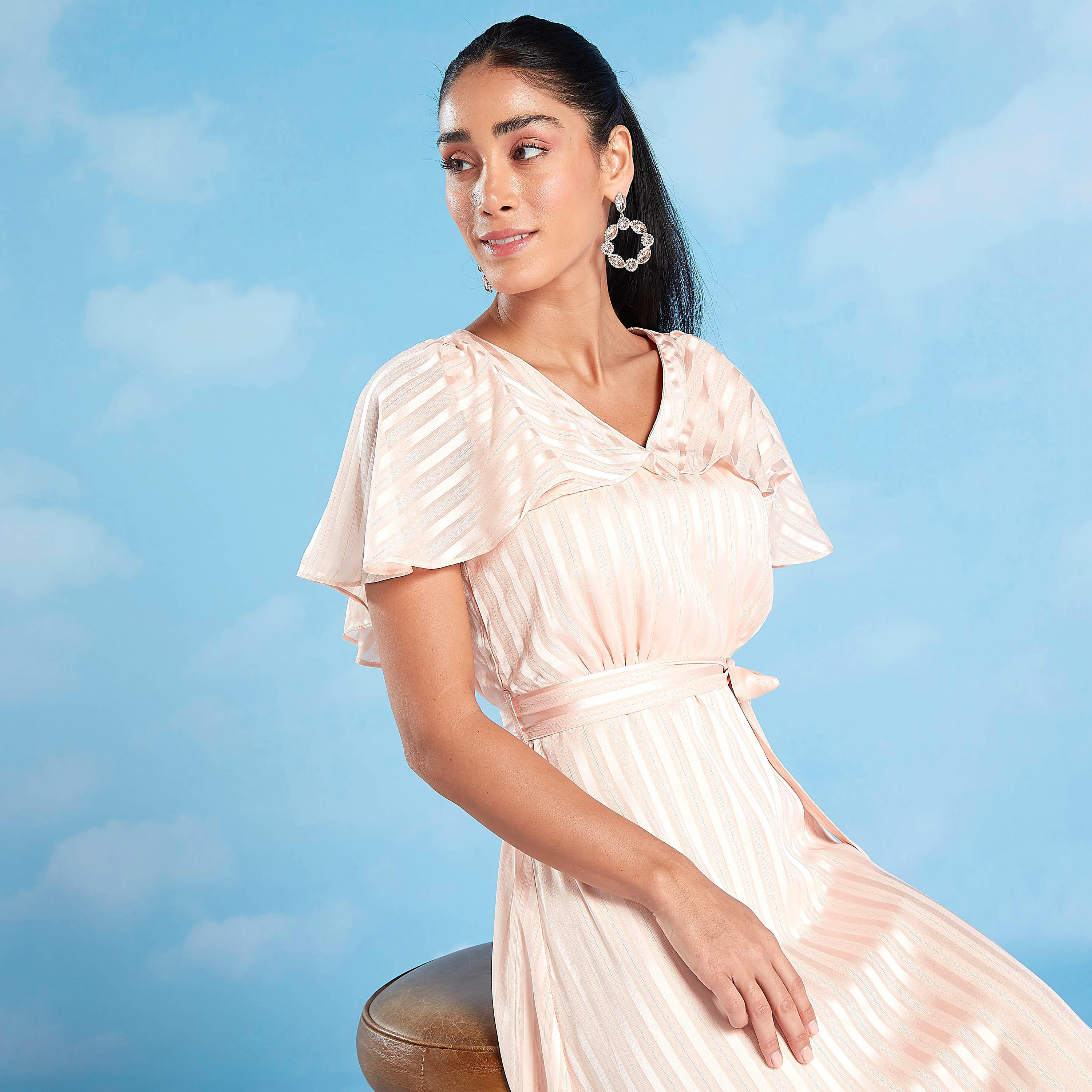 فستان بارز الملمس متوسط الطول بأكمام اسعة وأربطة وحواف غير مستوية-women-clothing-dresses-image-3