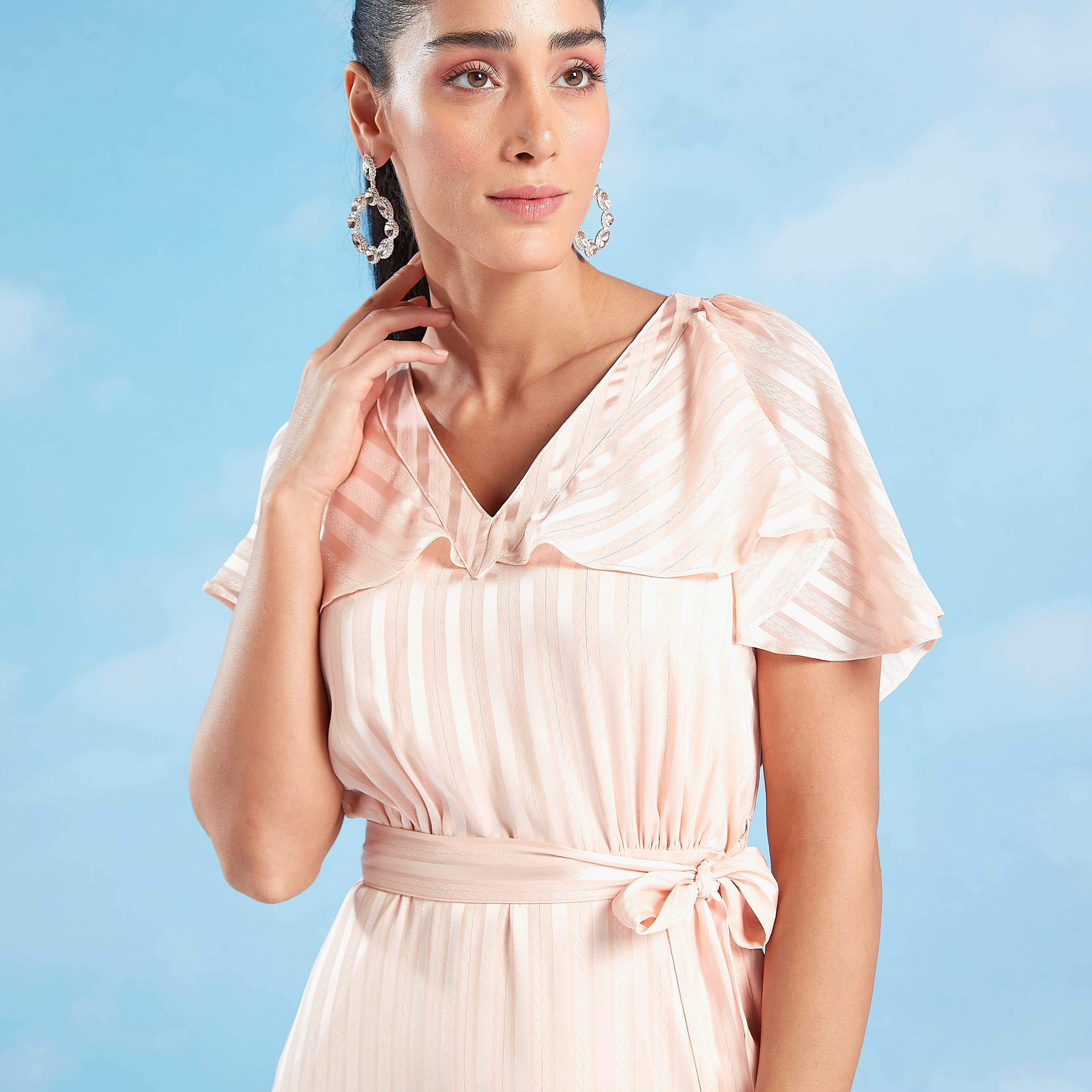 فستان بارز الملمس متوسط الطول بأكمام اسعة وأربطة وحواف غير مستوية-women-clothing-dresses-image-4