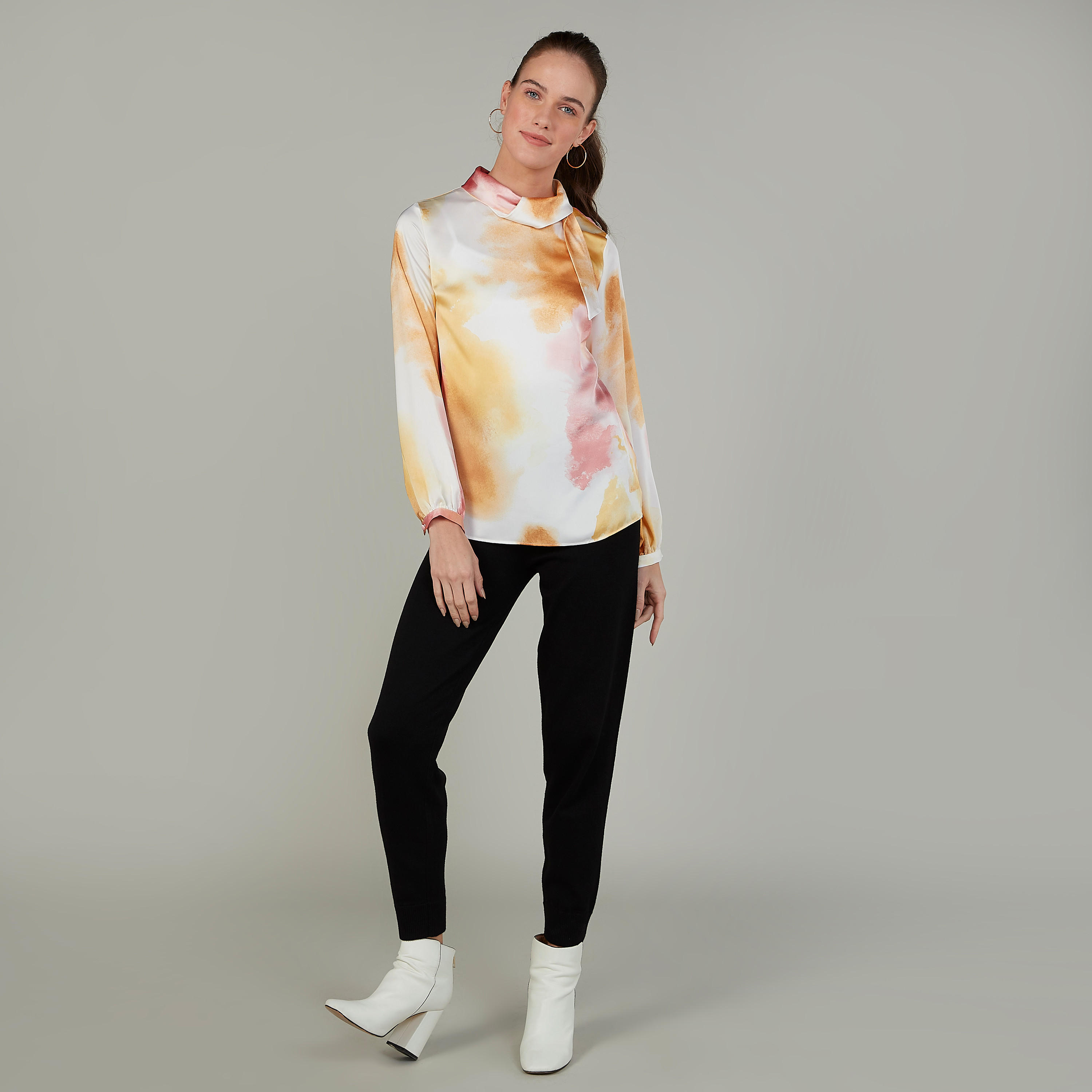 بلوزة مستدامة بياقة عالية وأكمام طويلة بطبعات -women-clothing-shirtsandblouses-blouses-image-2