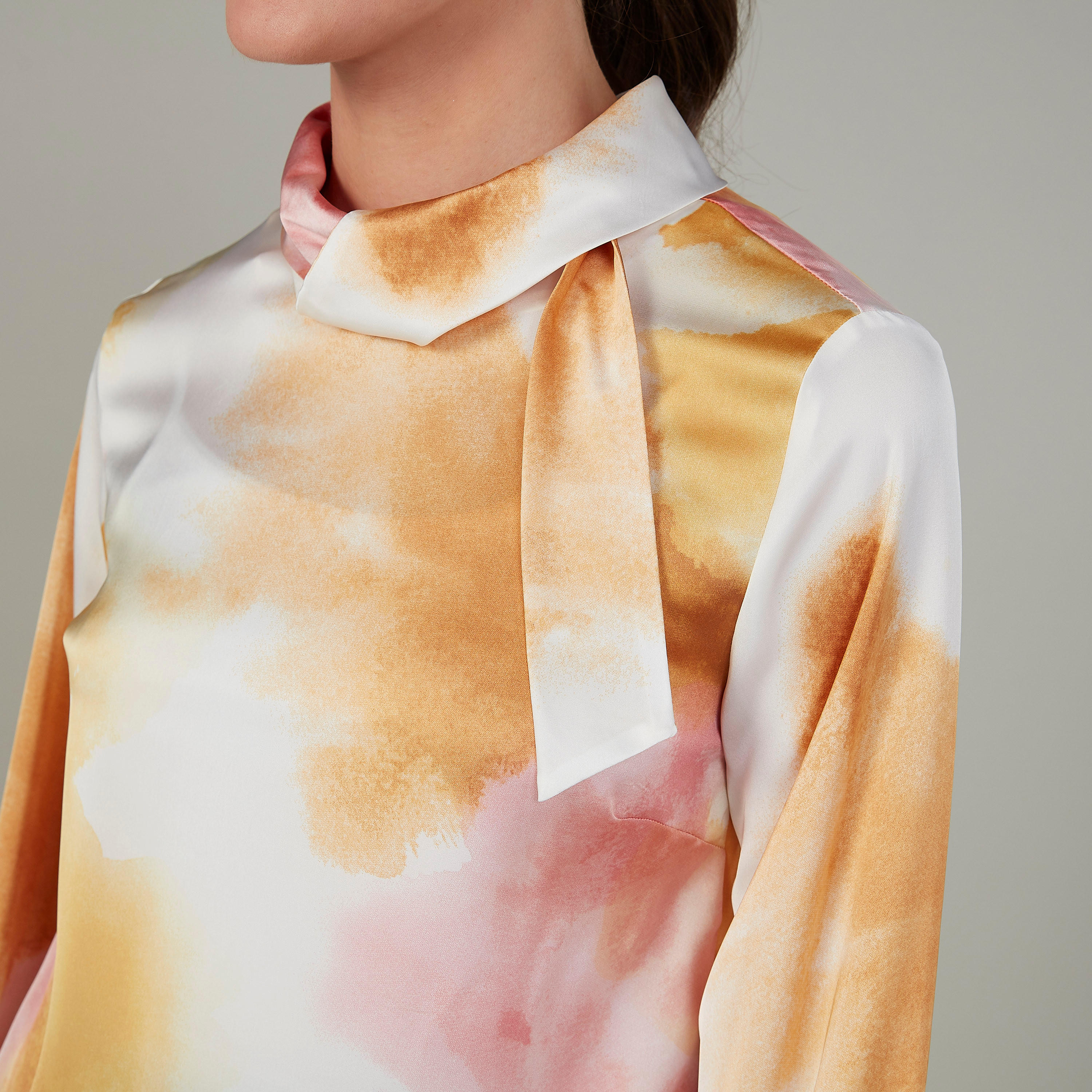 بلوزة مستدامة بياقة عالية وأكمام طويلة بطبعات -women-clothing-shirtsandblouses-blouses-image-3