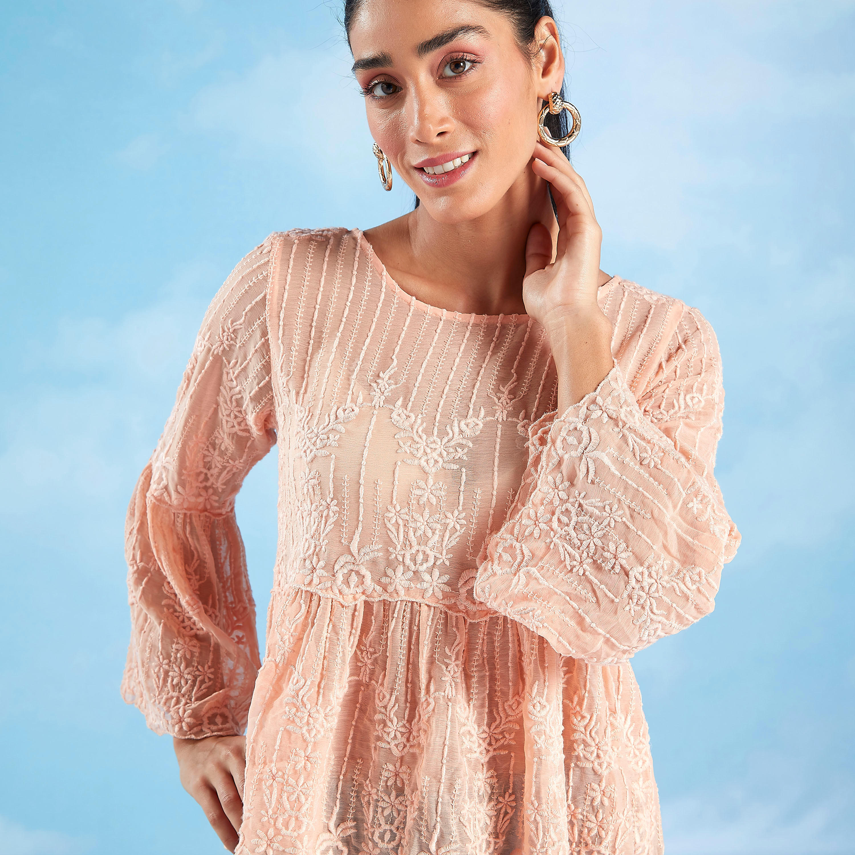 بلوزة مطرزة بياقة مستديرة وأكمام عريضة-women-clothing-shirtsandblouses-blouses-image-2
